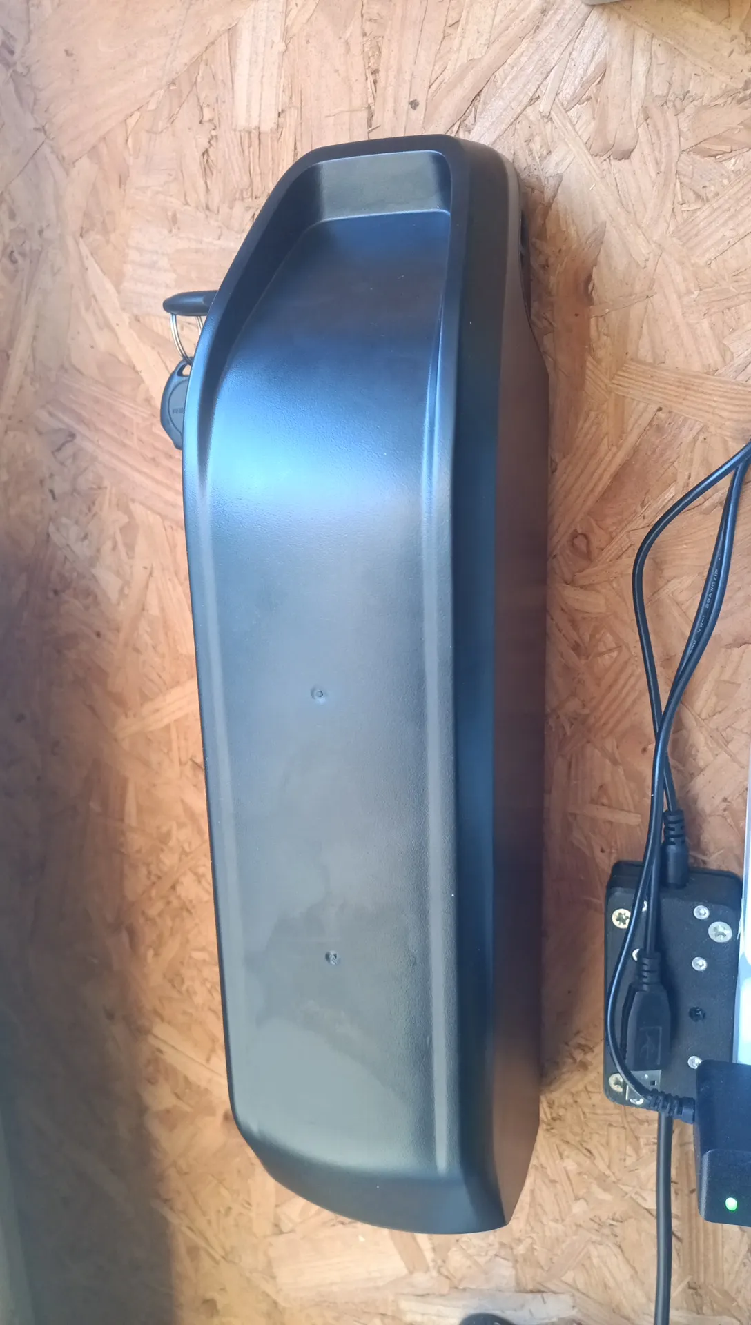 Giá đỡ pin xe đạp điện gắn tường tiện lợi