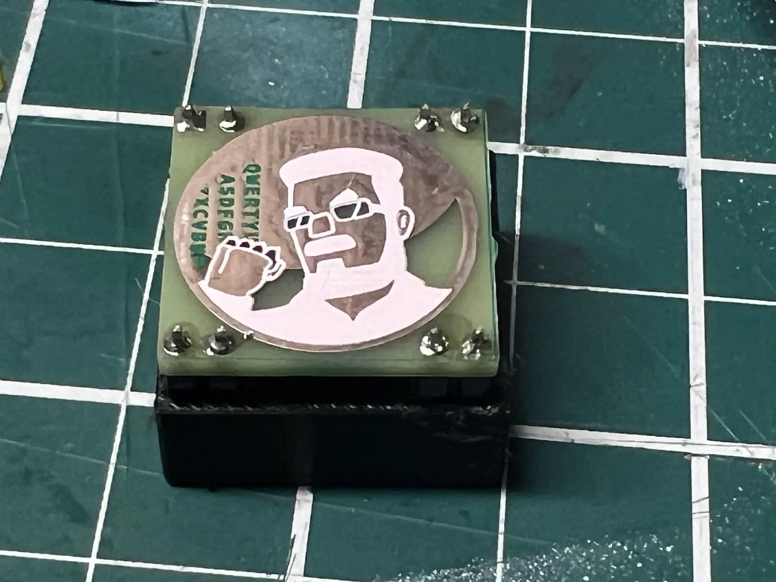 Giá đỡ hàn chân cho SAINTCON minibadge