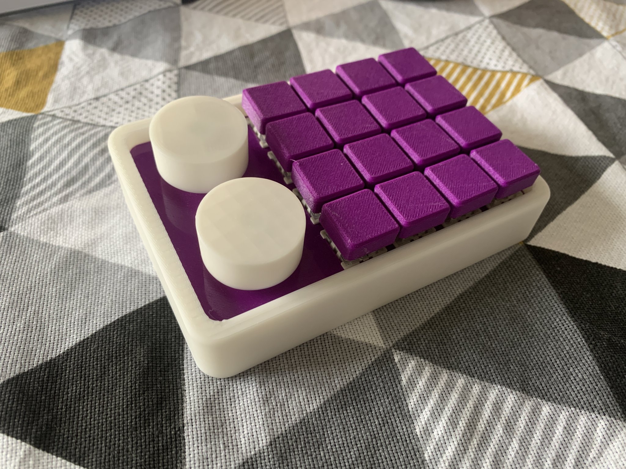 Bàn phím macropad tay nối với hai bộ mã hóa