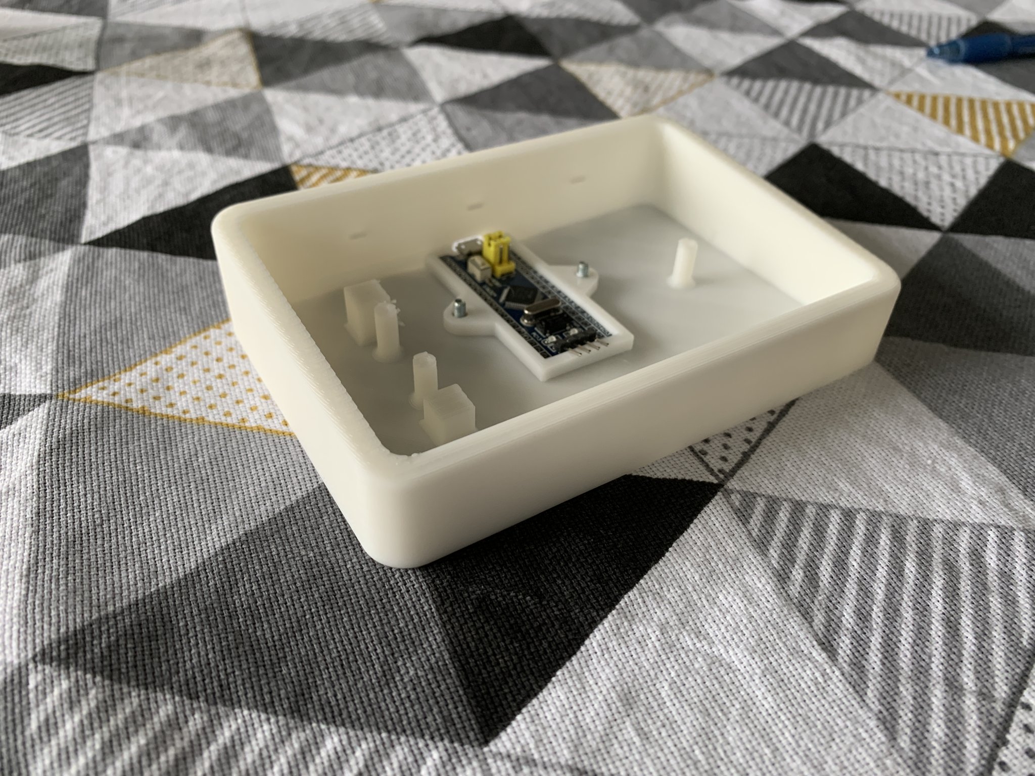 Bàn phím macropad tay nối với hai bộ mã hóa