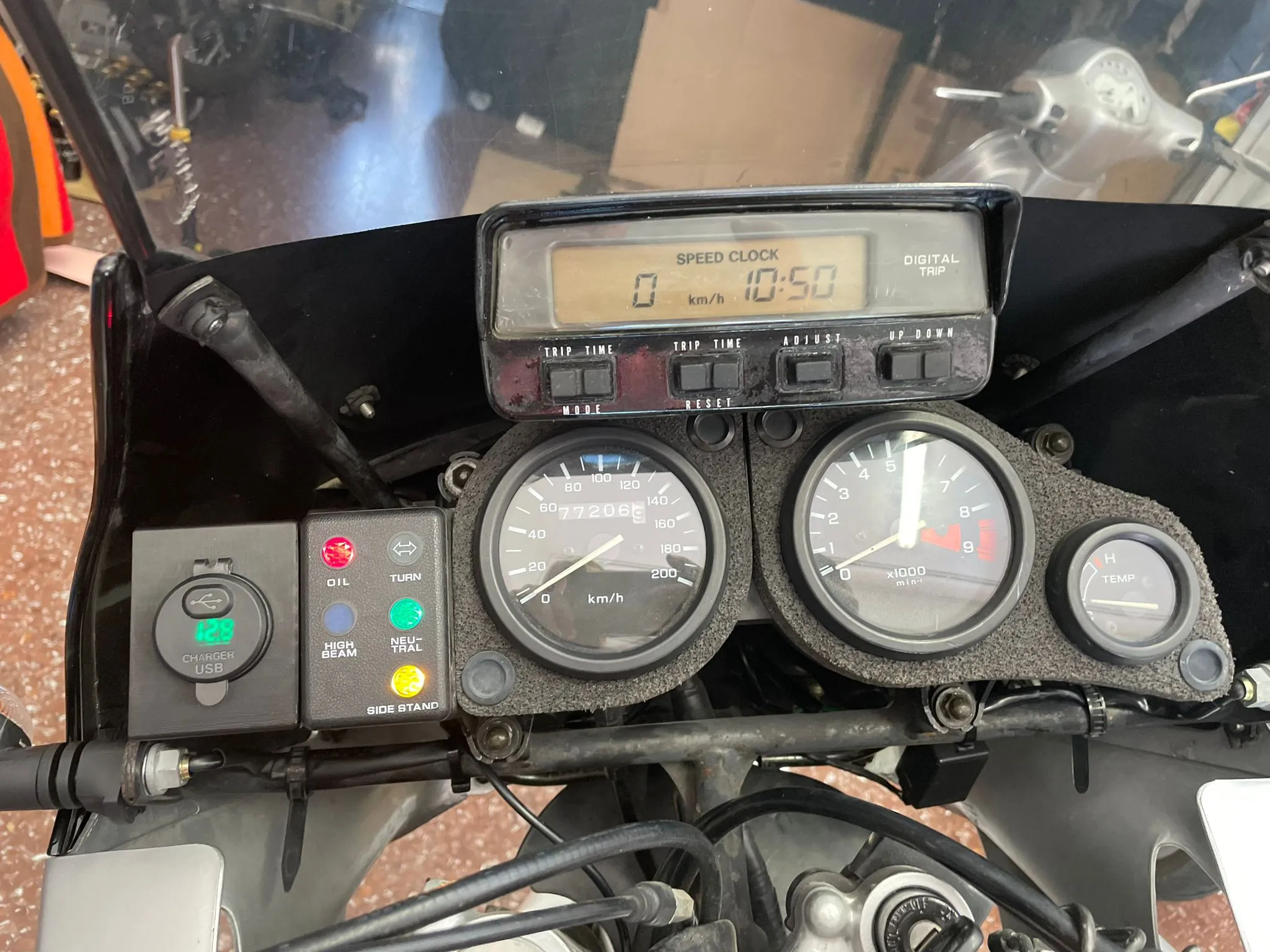 Giá đỡ đồng hồ volt cho Africa Twin XRV 750