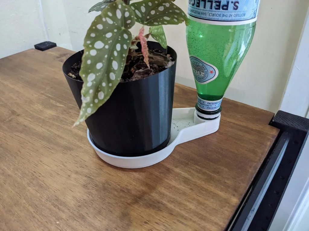 Đĩa tưới nước tự động cho cây trồng sử dụng chai nước