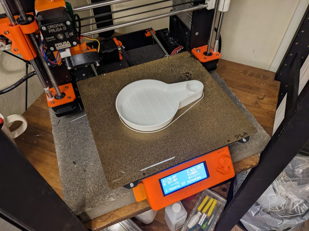 Đĩa tưới nước tự động cho cây trồng sử dụng chai nước