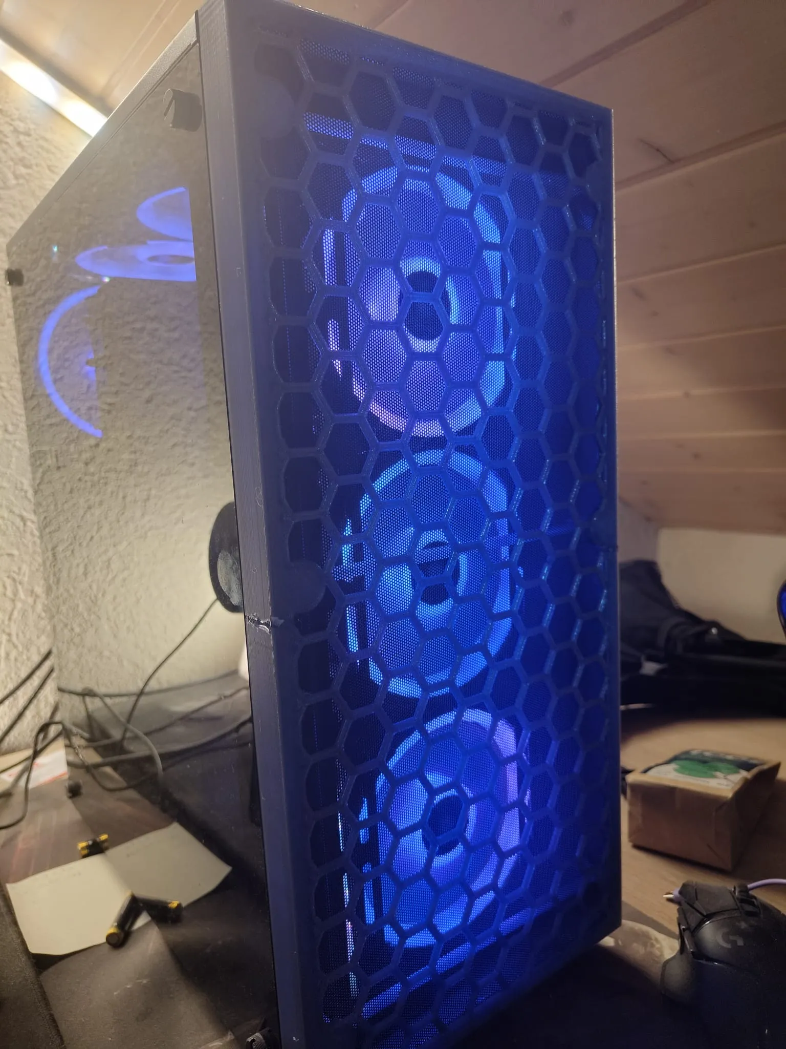 Mặt trước Corsair Carbide 175R với thiết kế thông thoáng