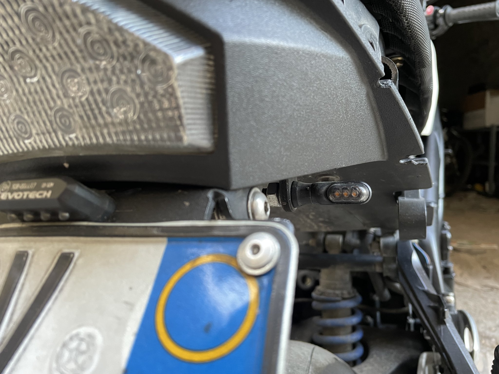 Giá đỡ đèn tín hiệu Triumph Speed Triple cho biển số độ lại