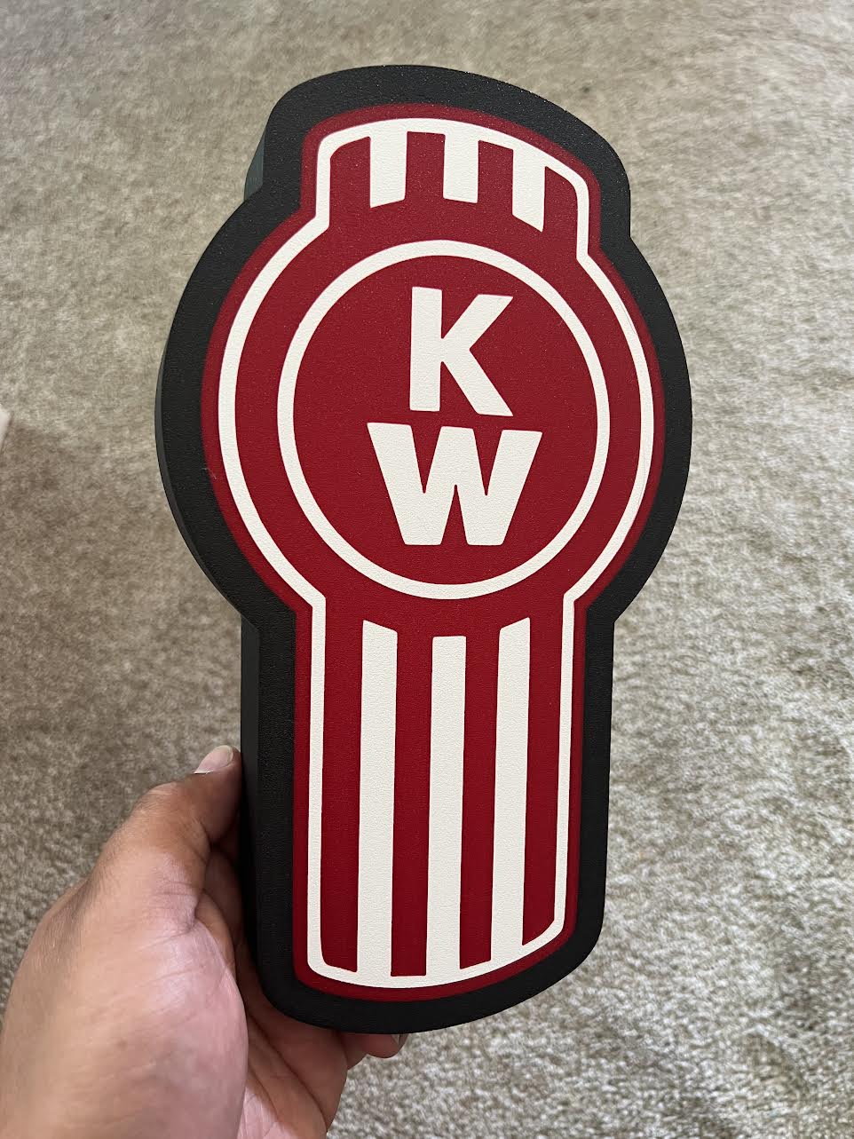 Biểu tượng Kenworth phát sáng trong thiết kế hộp độc đáo