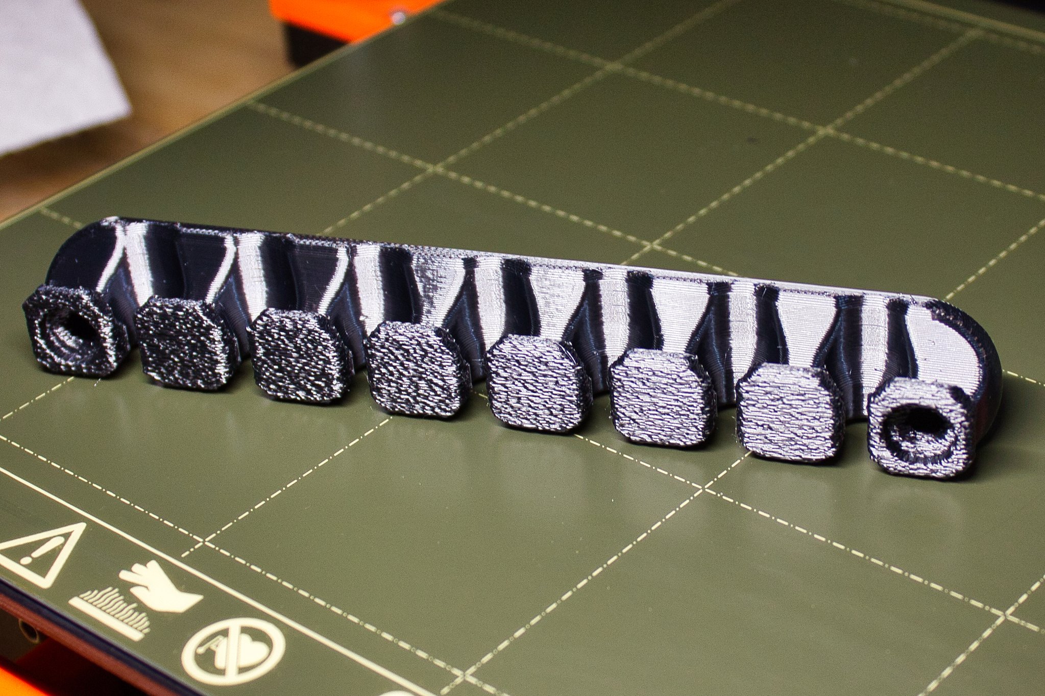 Giá đỡ tổ chức cáp USB 7 khe cho bàn làm việc