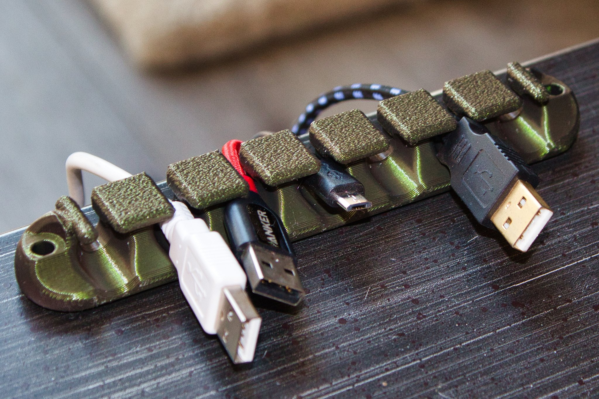 Giá đỡ tổ chức cáp USB 7 khe cho bàn làm việc