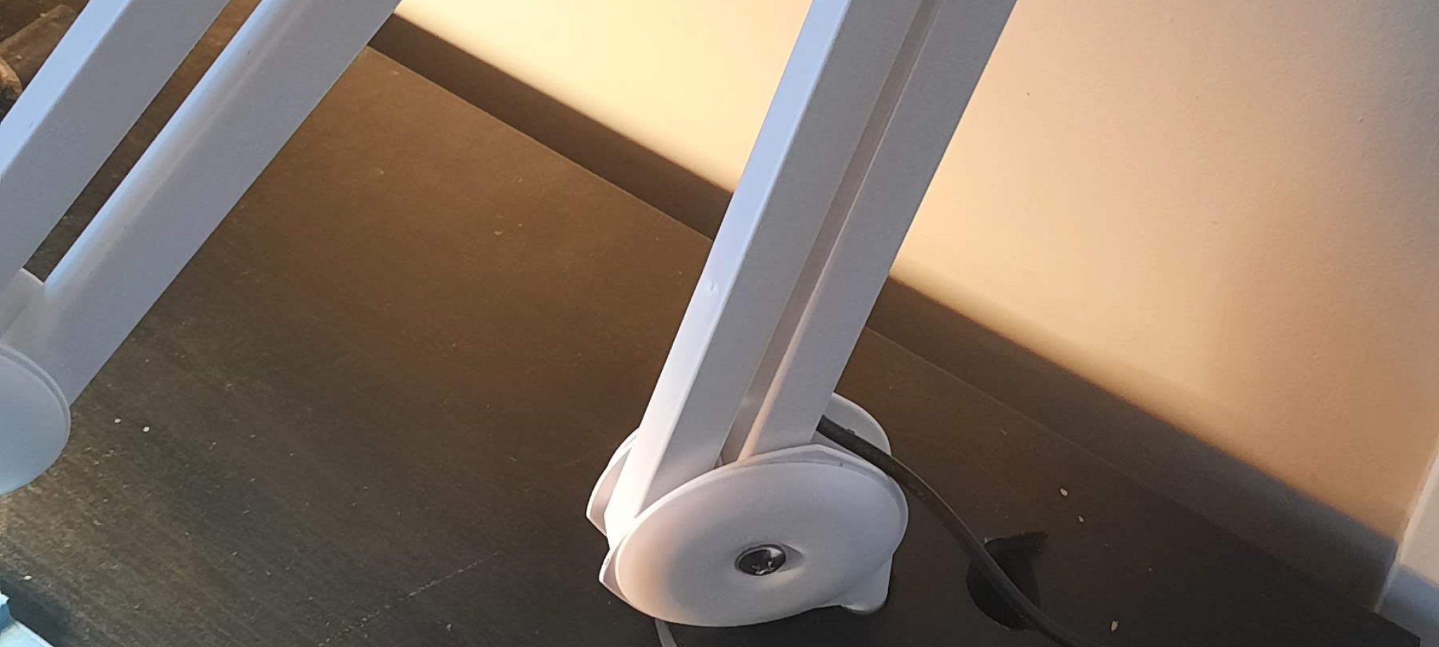 Giá đỡ đèn kiến trúc cho bàn làm việc IKEA MICKE