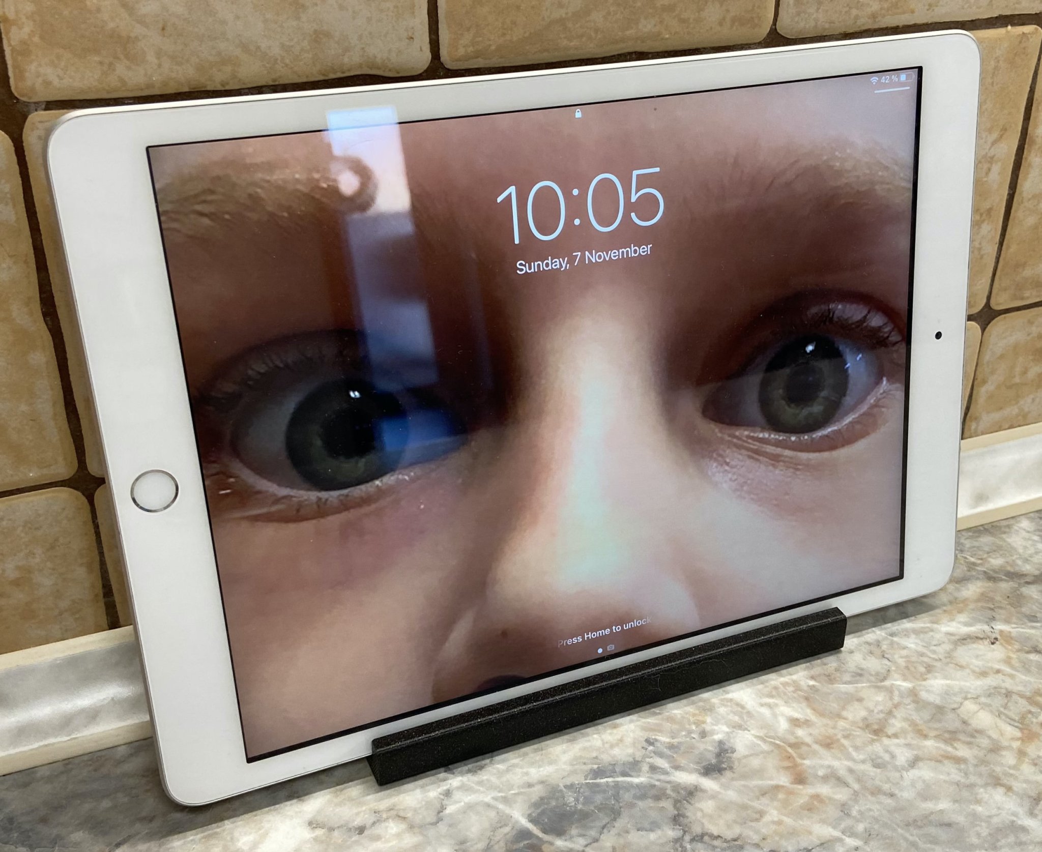 Giá đỡ iPad tiết kiệm không gian cho bếp