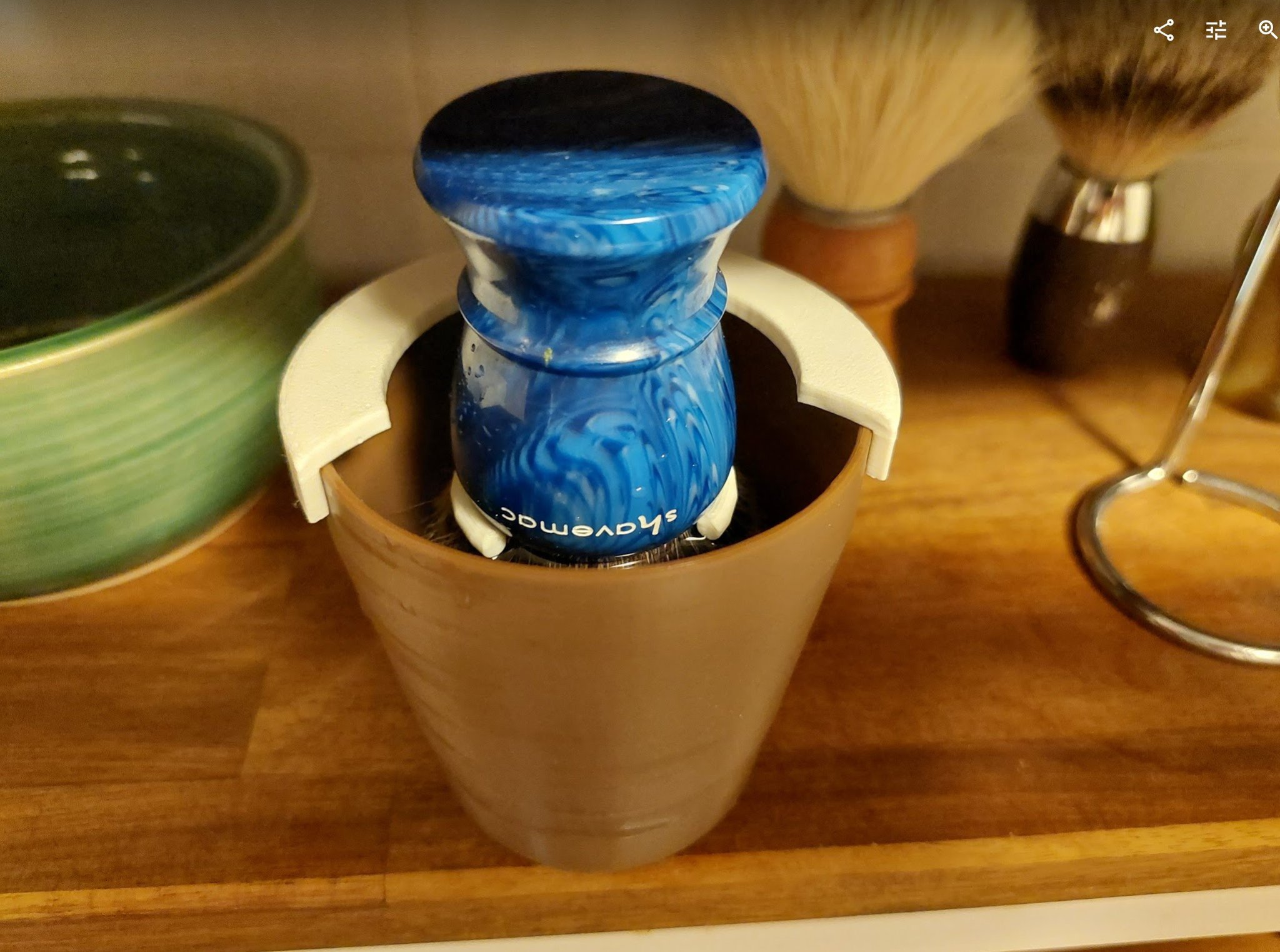 Giá đỡ cọ cạo râu để ngâm nước