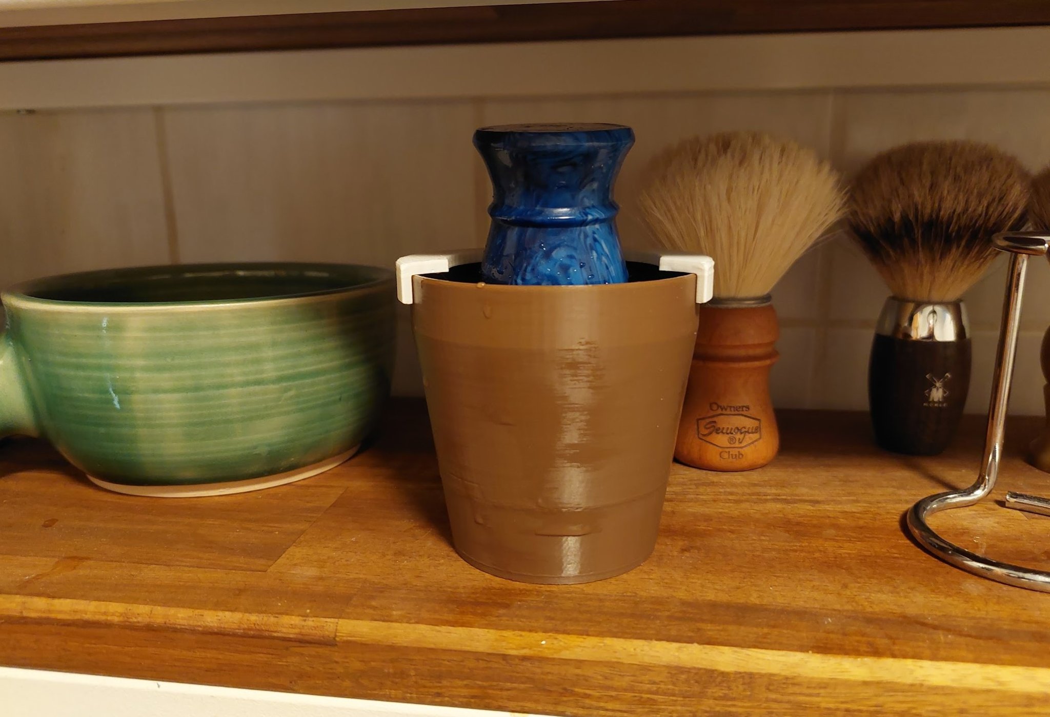 Giá đỡ cọ cạo râu để ngâm nước