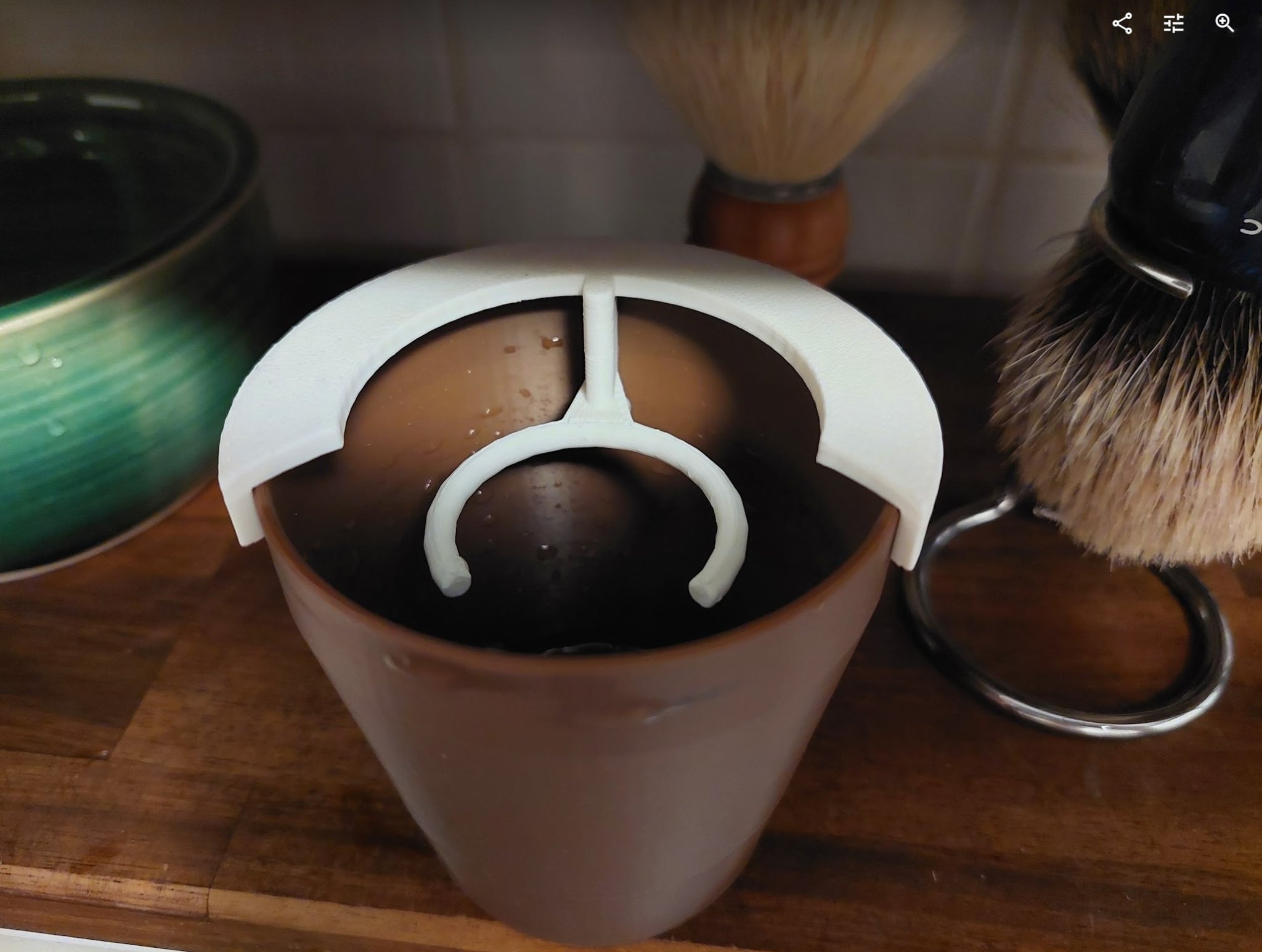 Giá đỡ cọ cạo râu để ngâm nước