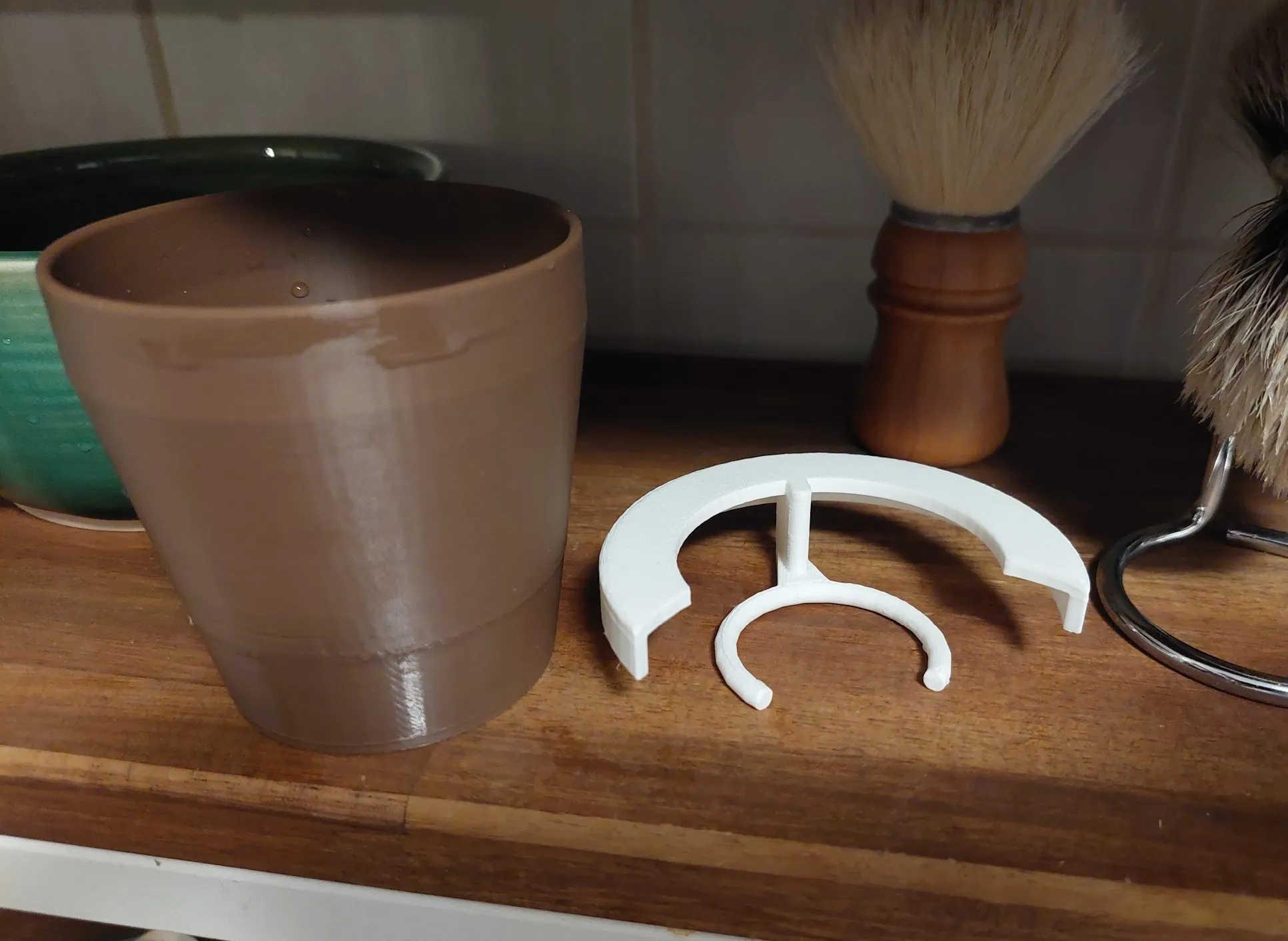 Giá đỡ cọ cạo râu để ngâm nước