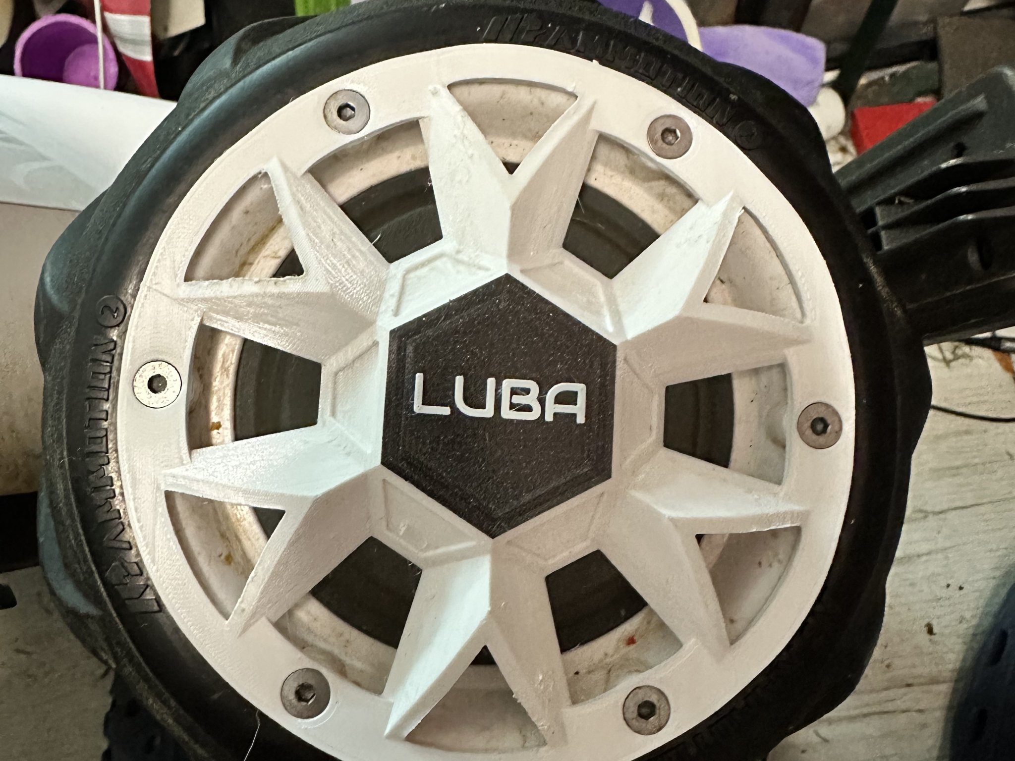 Bánh xe phong cách cho Luba với chỗ ẩn AirTag