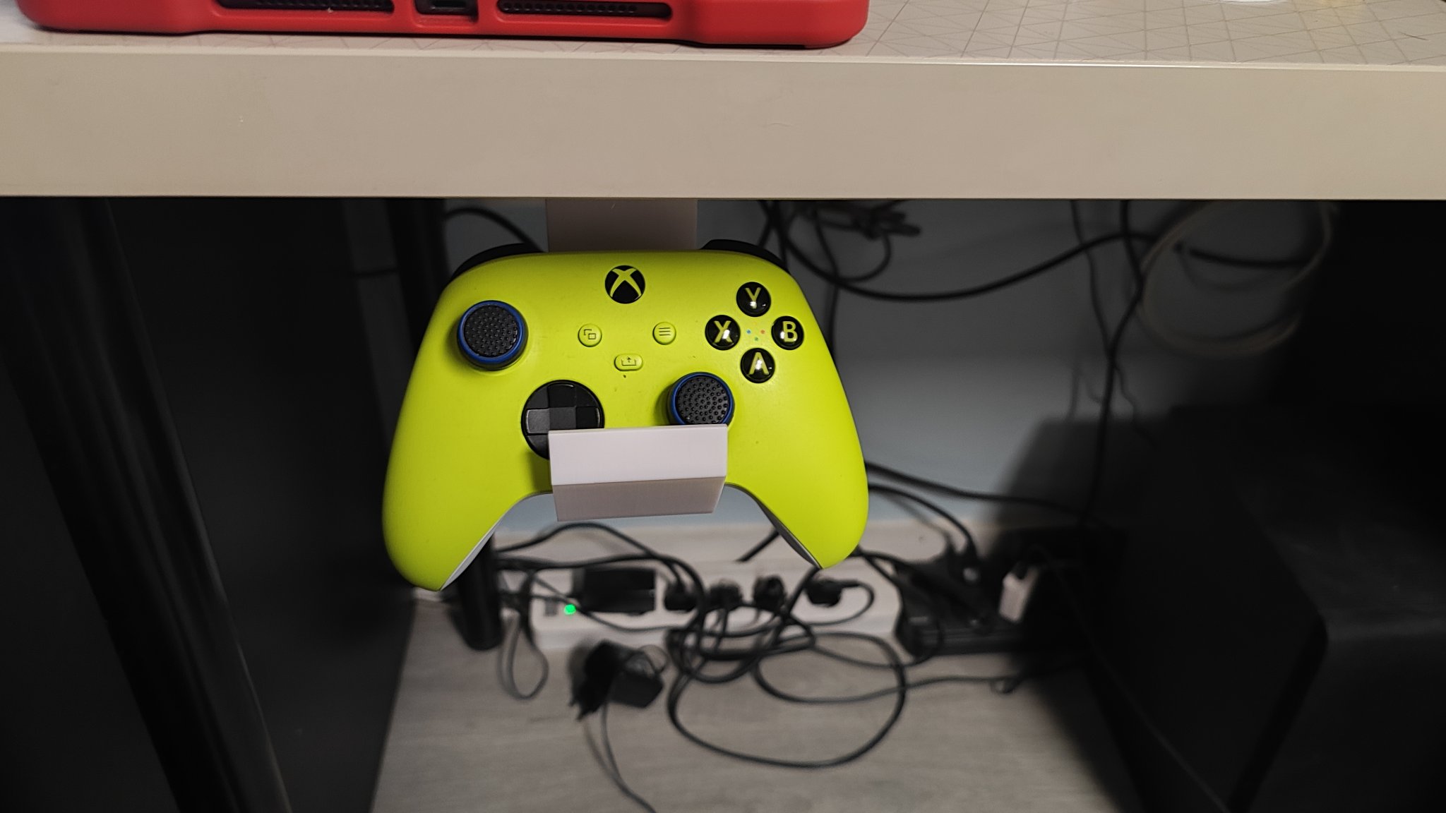 Giá đỡ điều khiển dưới bàn đơn giản và tiện lợi