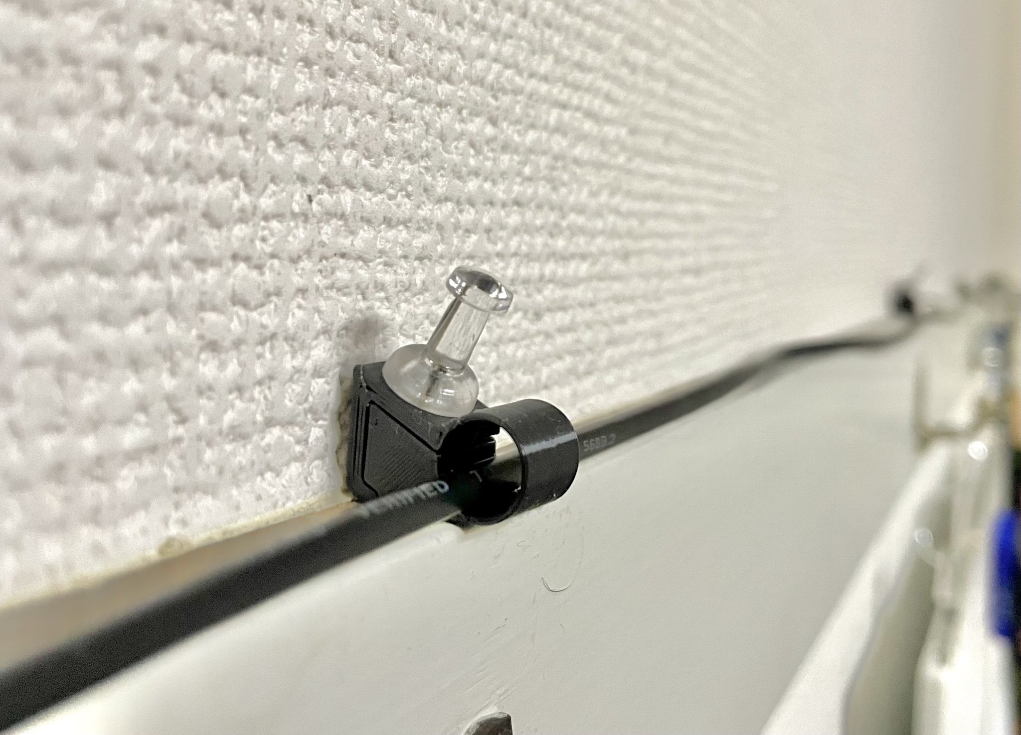 Giá đỡ cáp bằng ghim nhấn cho kệ treo tường