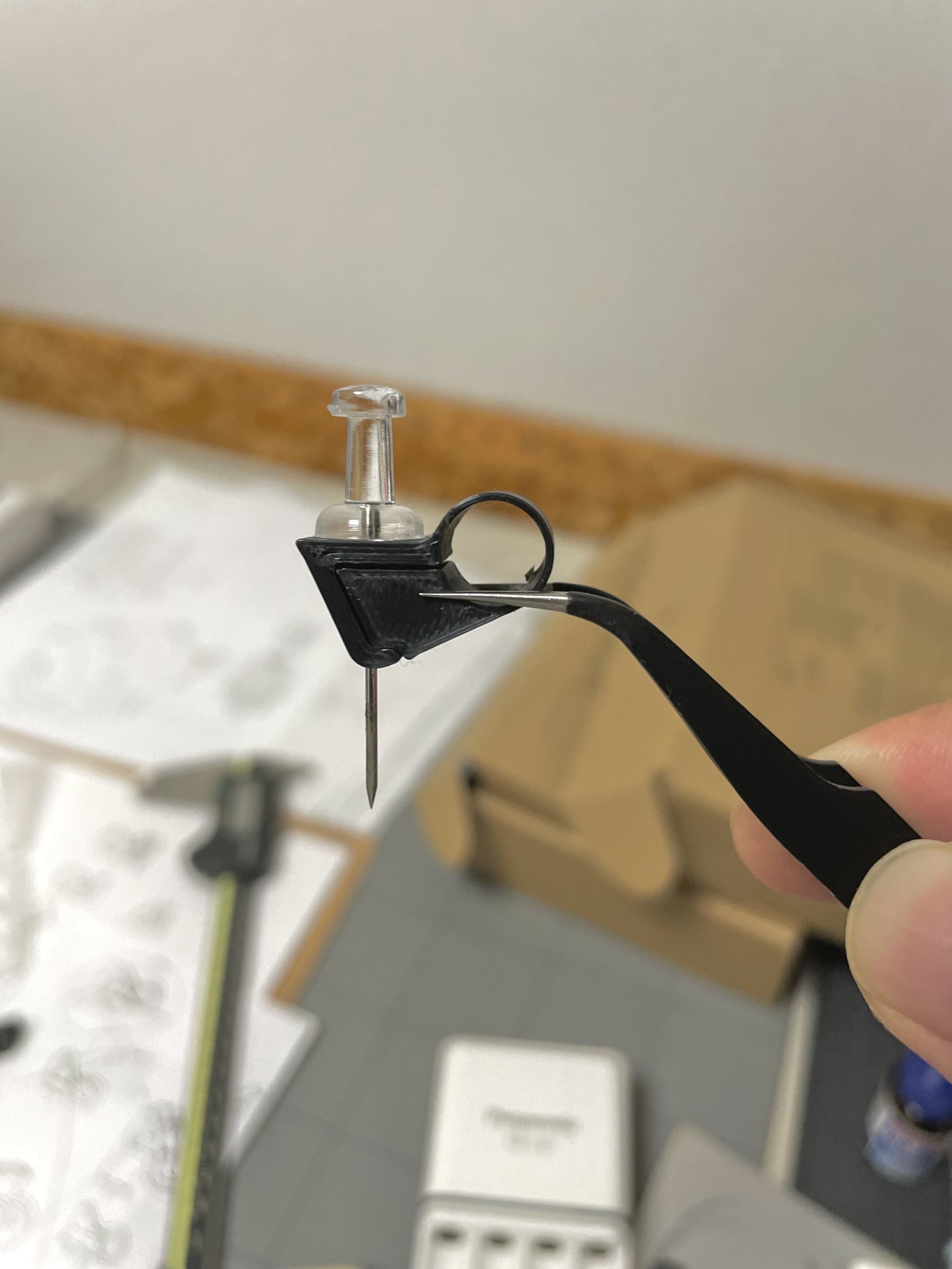 Giá đỡ cáp bằng ghim nhấn cho kệ treo tường