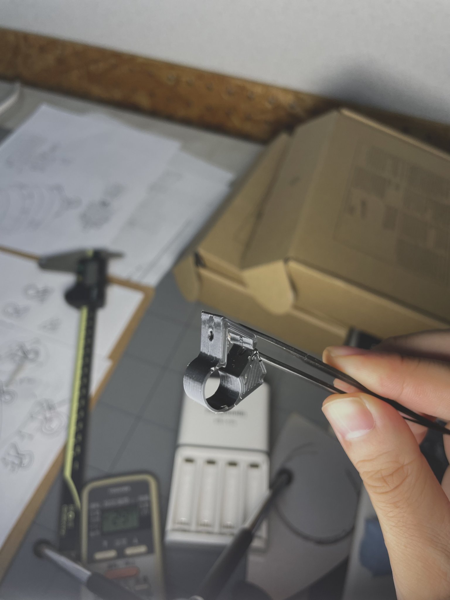 Giá đỡ cáp bằng ghim nhấn cho kệ treo tường