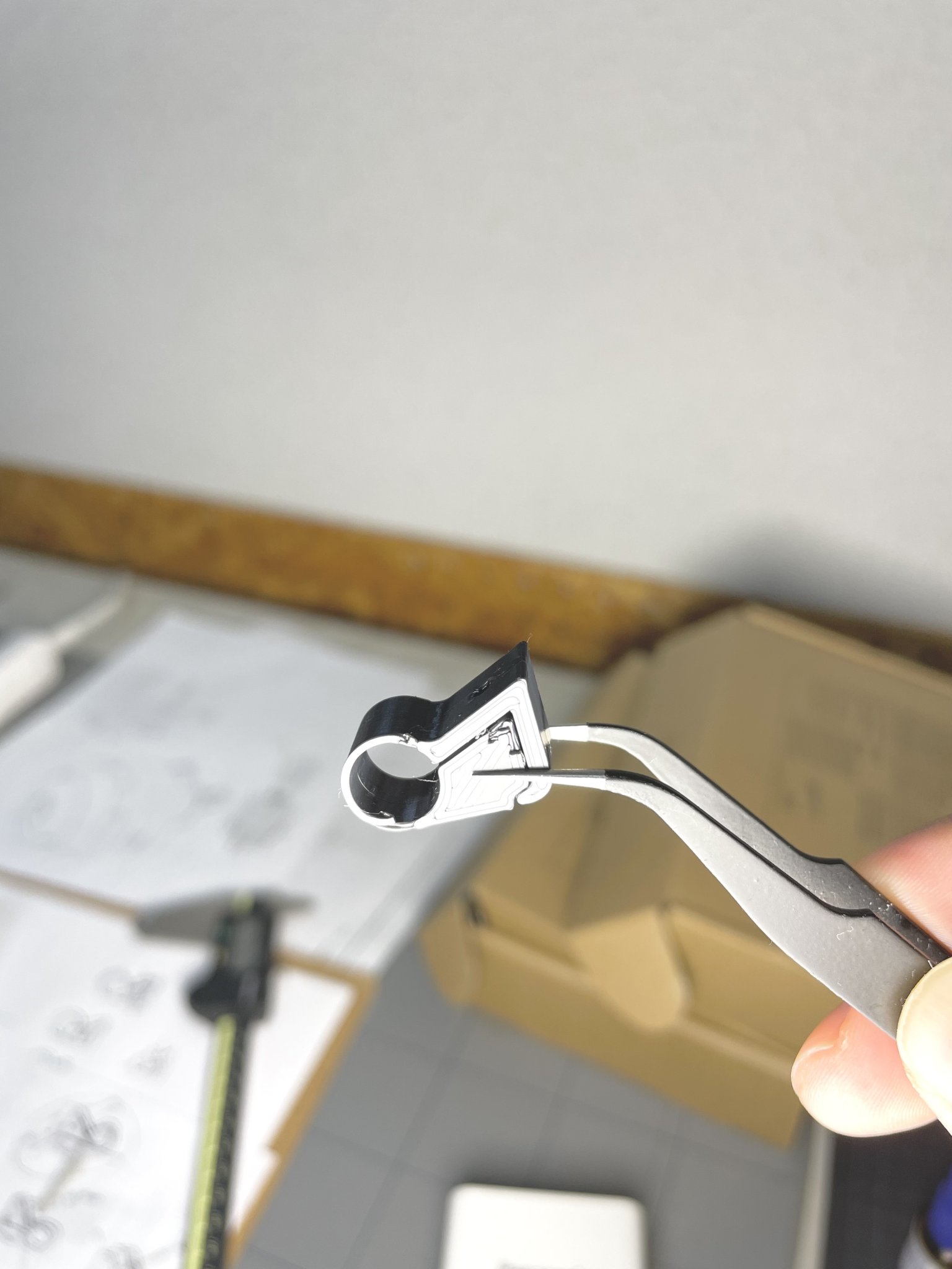 Giá đỡ cáp bằng ghim nhấn cho kệ treo tường