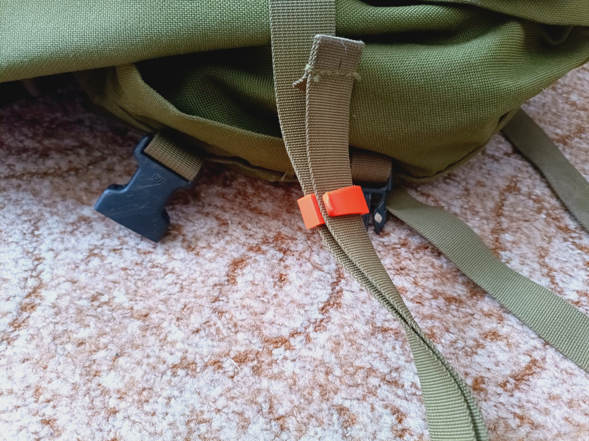 Khóa đeo ba lô Karrimor màu đen và cam