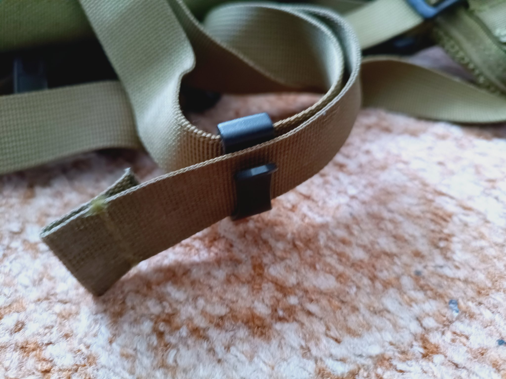 Khóa đeo ba lô Karrimor màu đen và cam