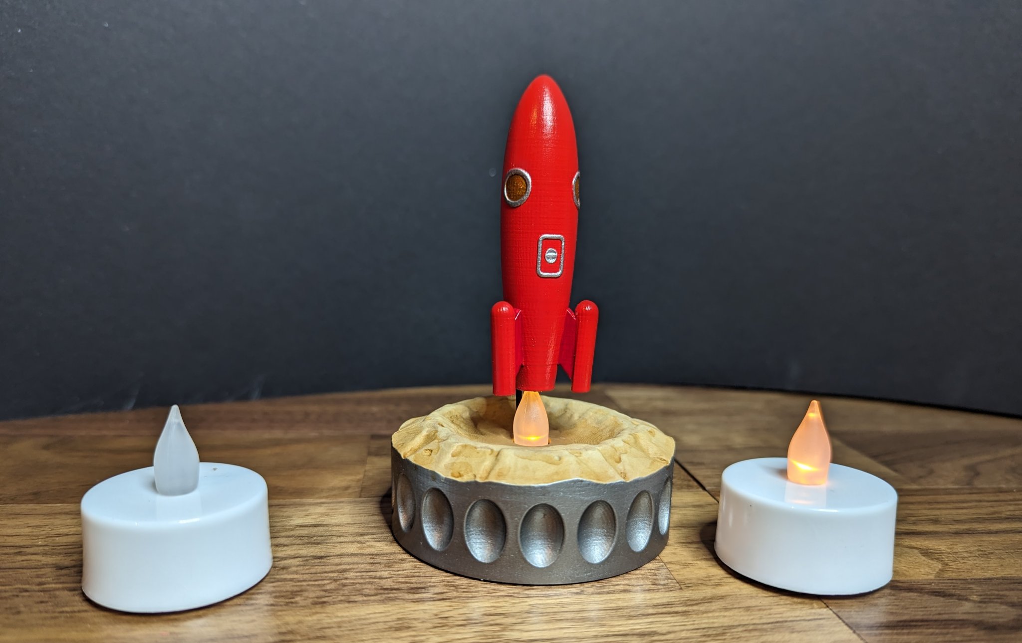 Tên lửa ánh sáng điện với đế trang trí độc đáo