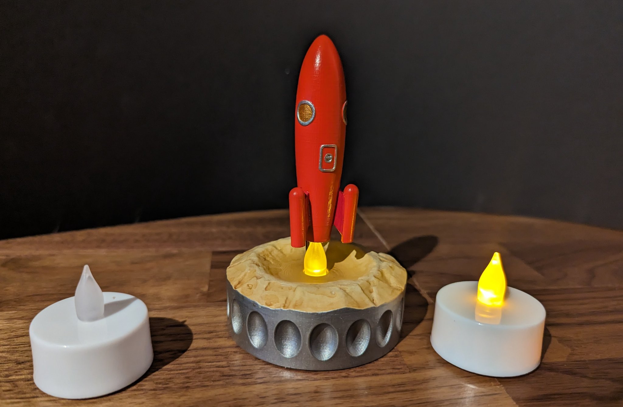 Tên lửa ánh sáng điện với đế trang trí độc đáo