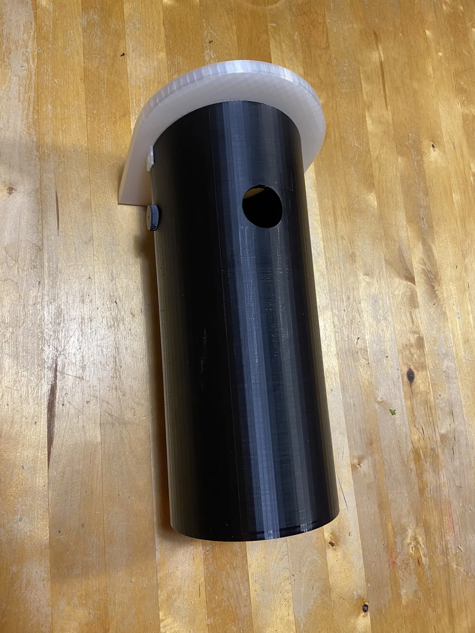 Nhà cho chim bằng nhựa bền bỉ và dễ bảo trì