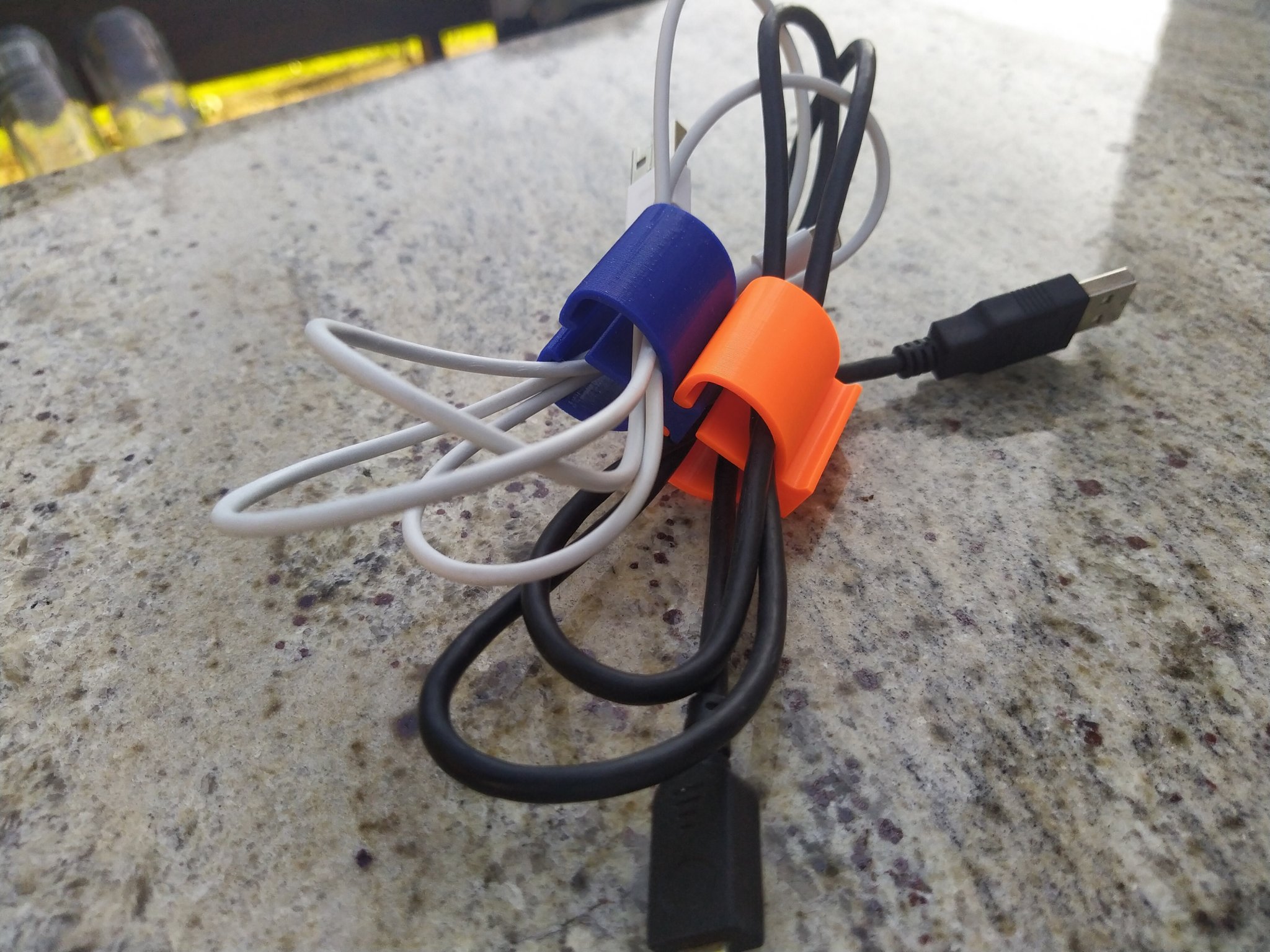 Giá đỡ cáp kết nối đơn giản cho mọi người