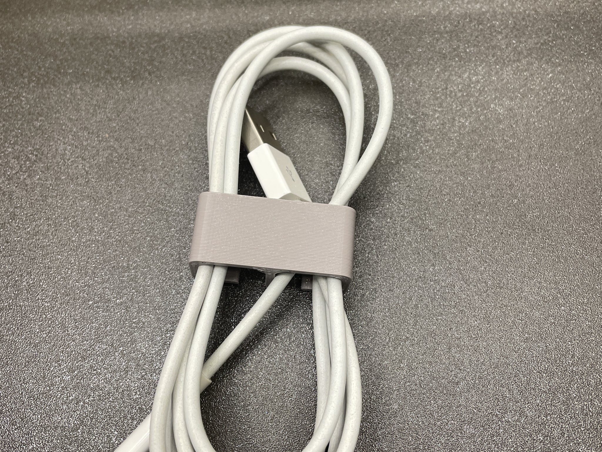 Giá đỡ cáp tiện lợi cho dây sạc chuẩn