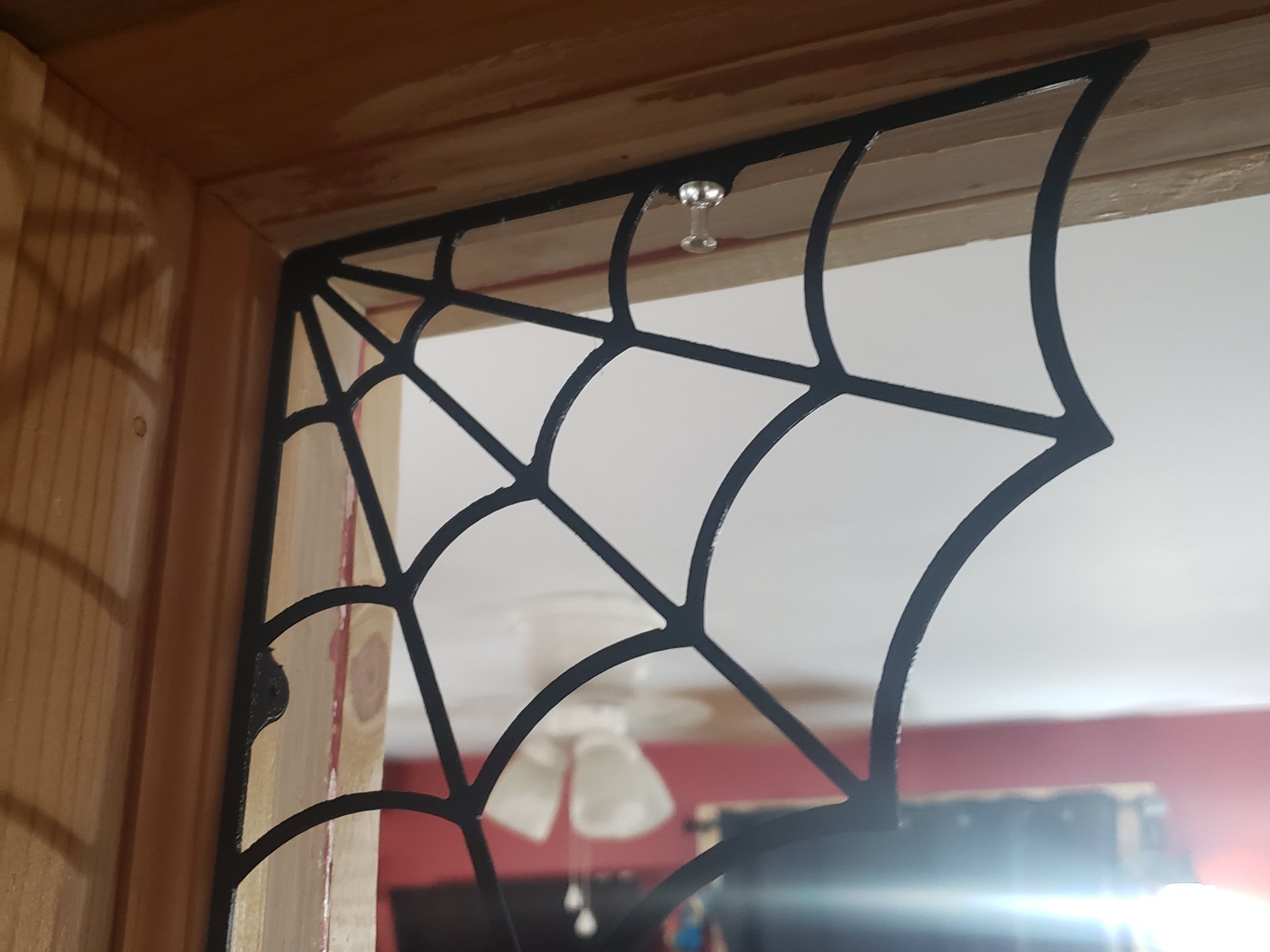 Trang trí cửa hình mạng nhện cho Halloween