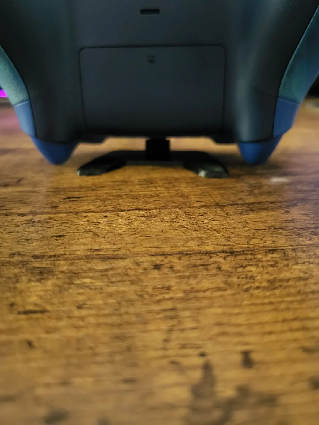 Giá đỡ điều khiển Xbox đơn giản tiết kiệm không gian