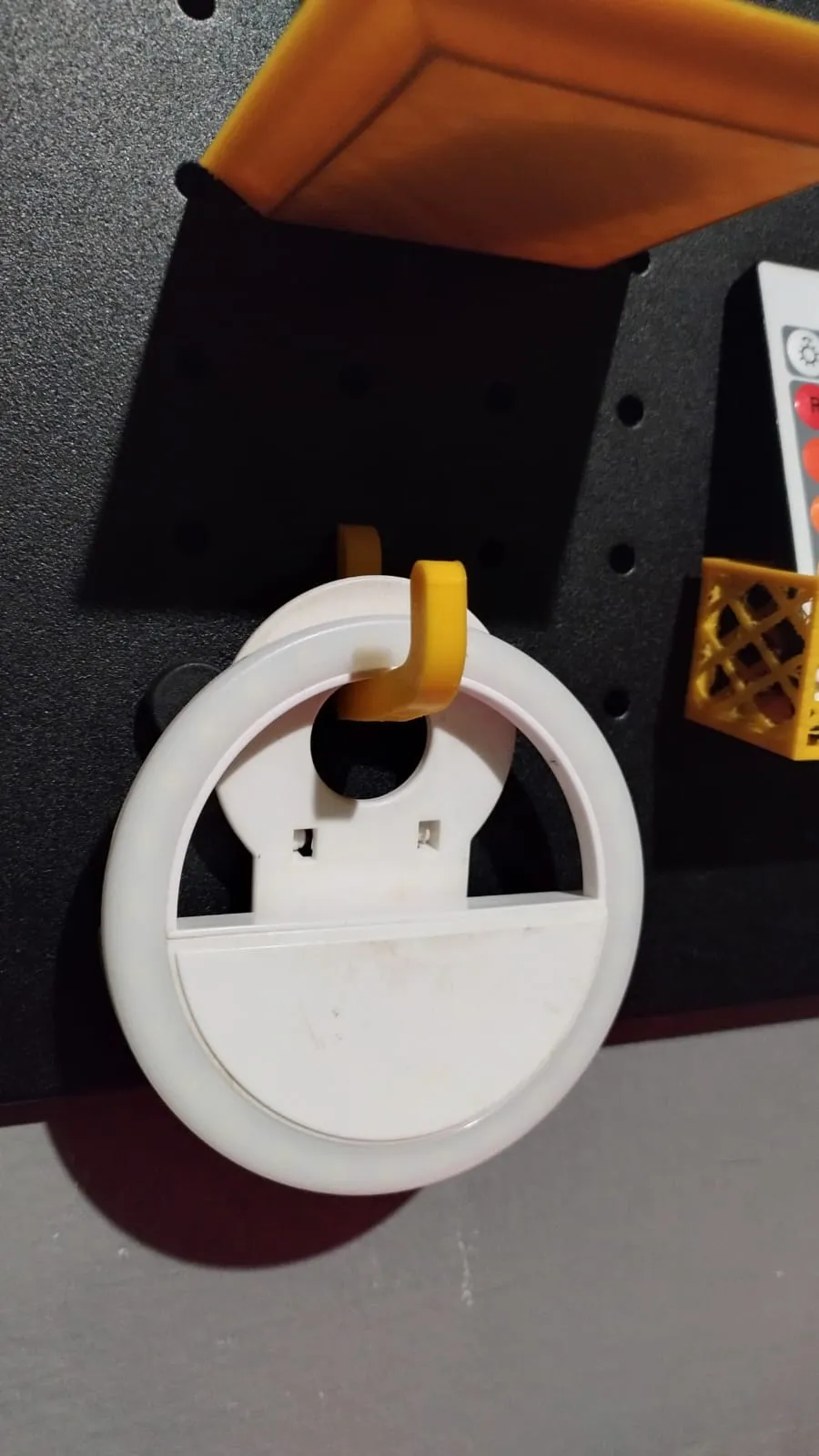 Góc treo đa năng cho bảng peg Bord từ Argentina