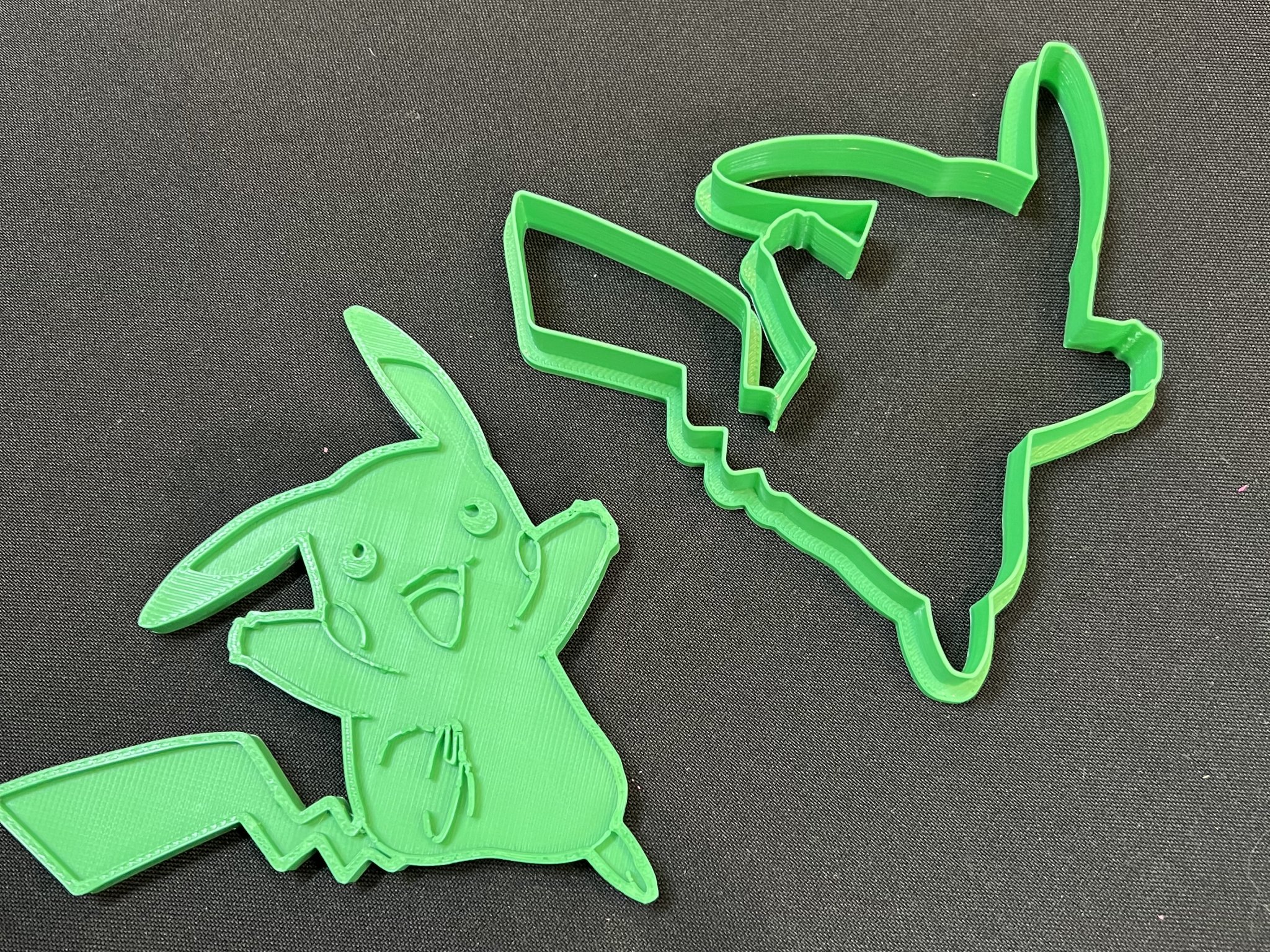 Cutter bánh quy Pikachu dáng cổ điển 5 ½ inch