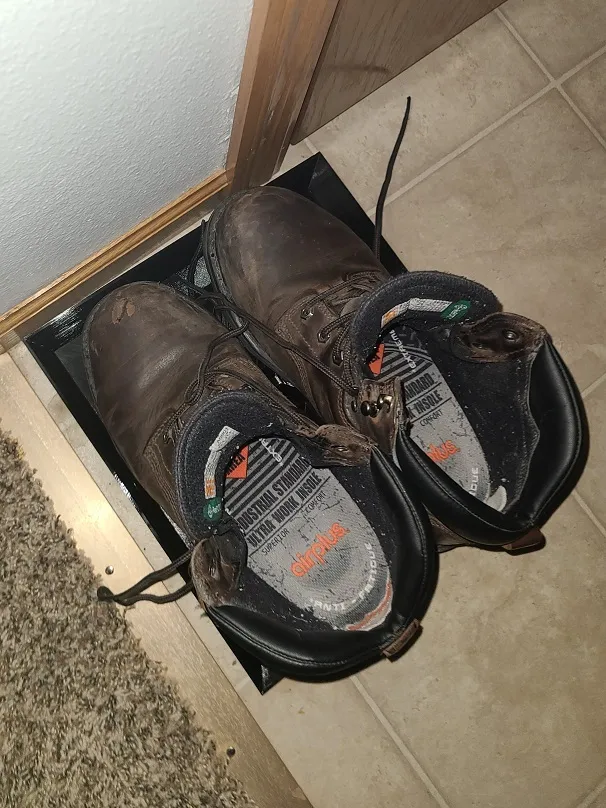 Khay để giày giữ cho bốt khô ráo khi vào nhà