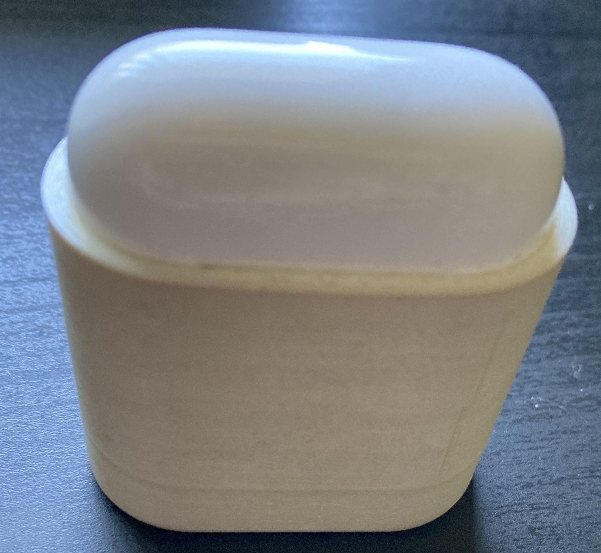 Vỏ bảo vệ Airpods với khả năng đứng vững