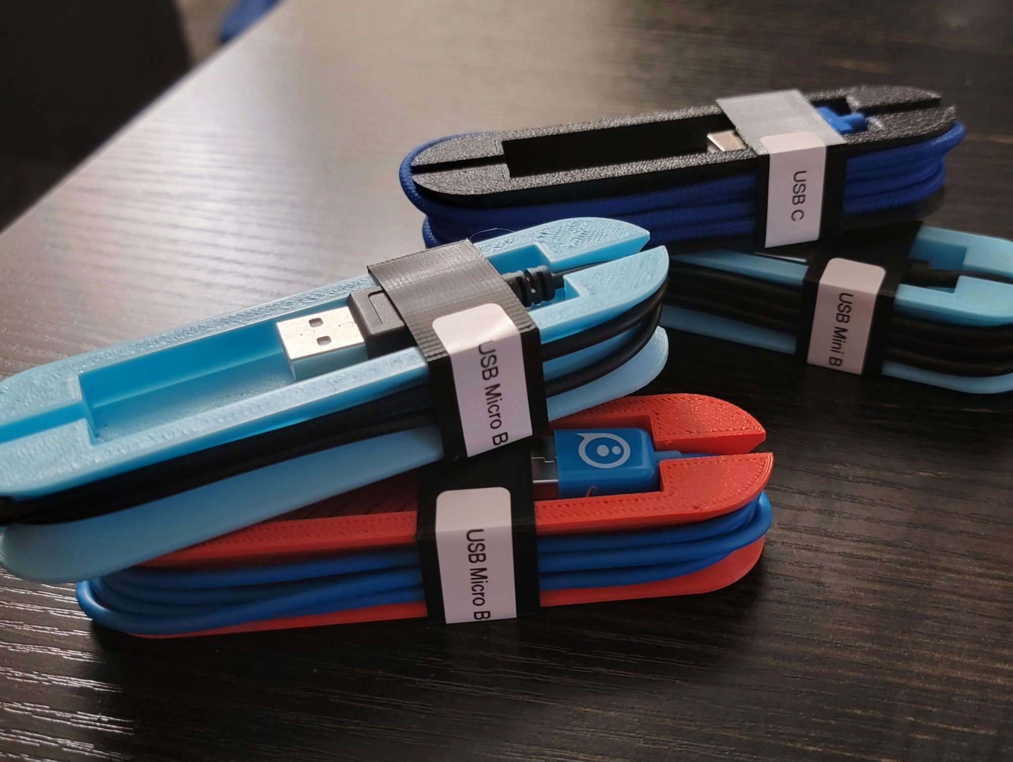 Giá đỡ cáp gọn gàng cho không gian làm việc