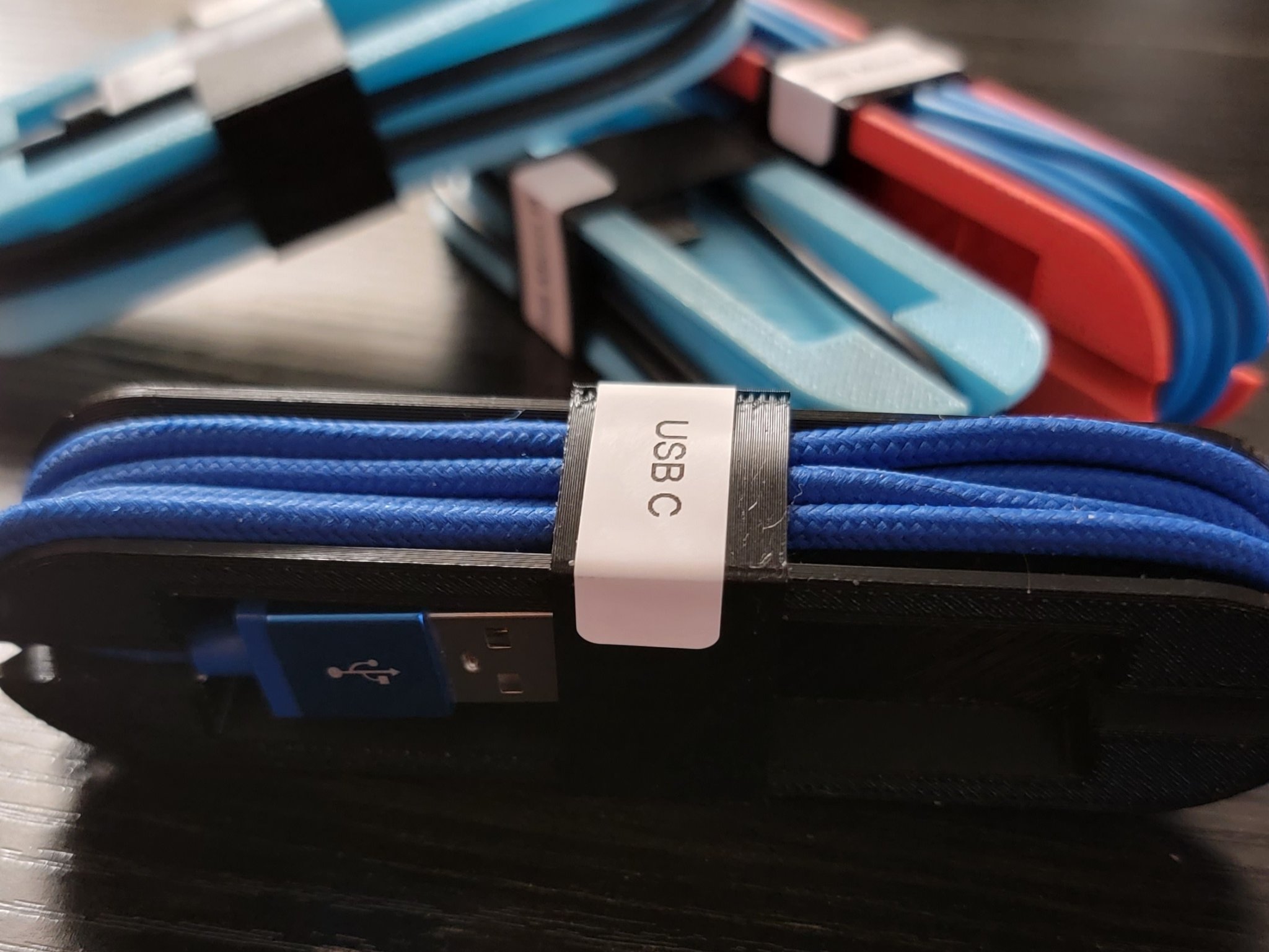 Giá đỡ cáp gọn gàng cho không gian làm việc