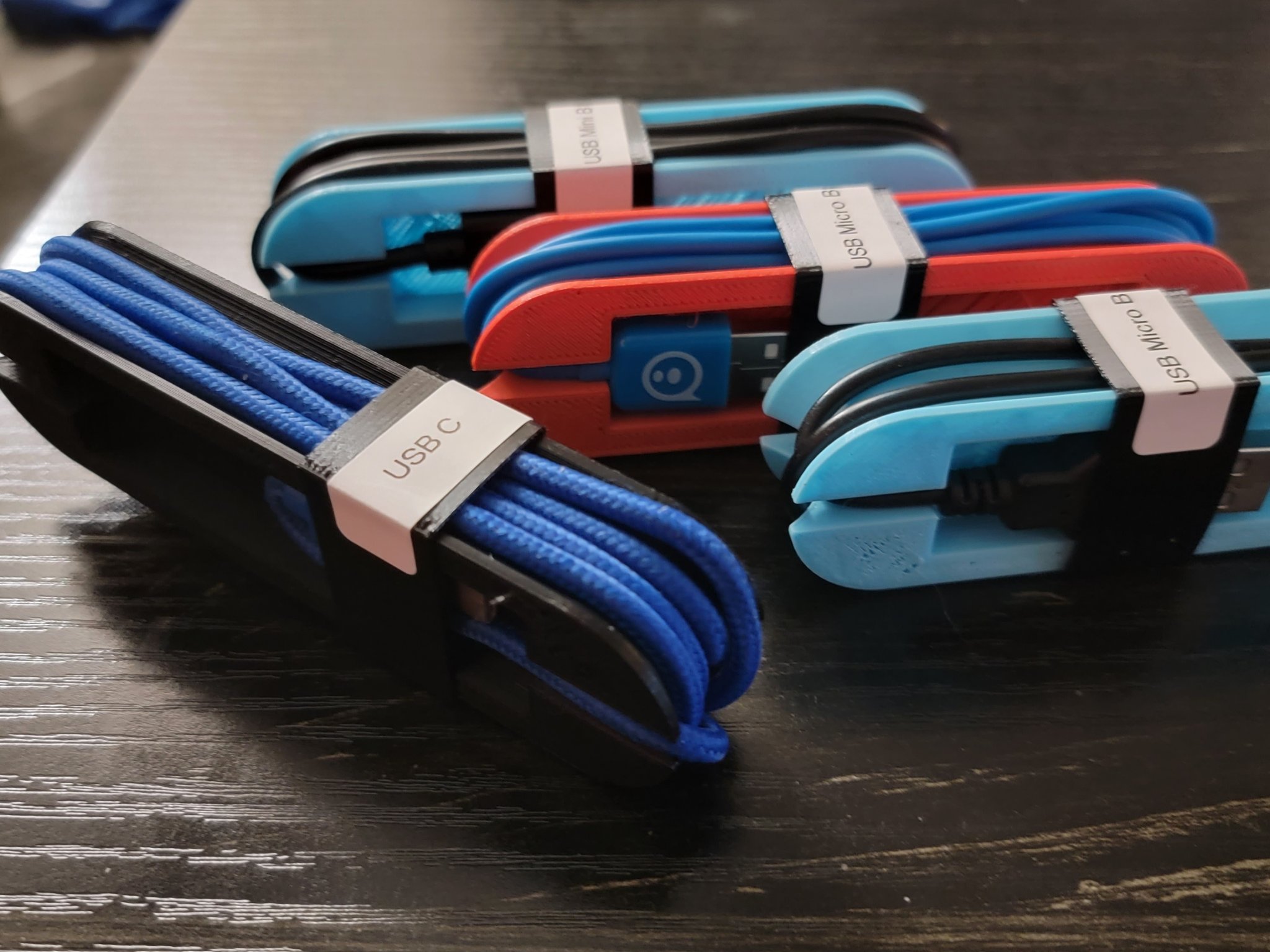 Giá đỡ cáp gọn gàng cho không gian làm việc