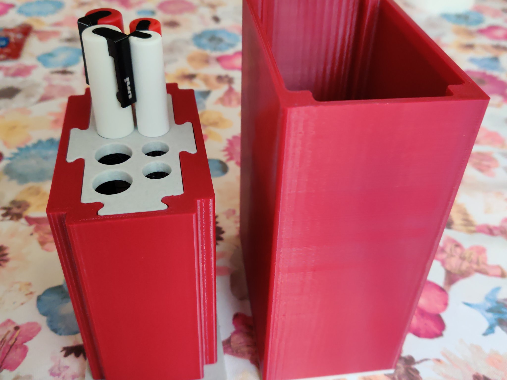 Hộp đựng bút Posca có nắp tùy chỉnh theo kích thước