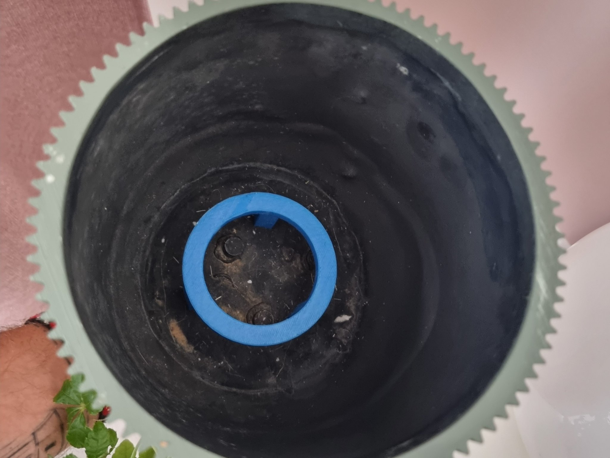 Giá đỡ chậu hoa bên trong chậu hoa ngoài