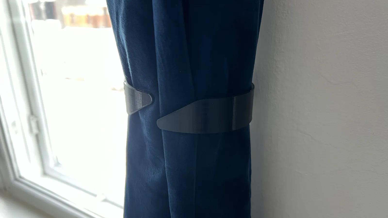 Kẹp rèm gắn khung cửa sổ chắc chắn và linh hoạt