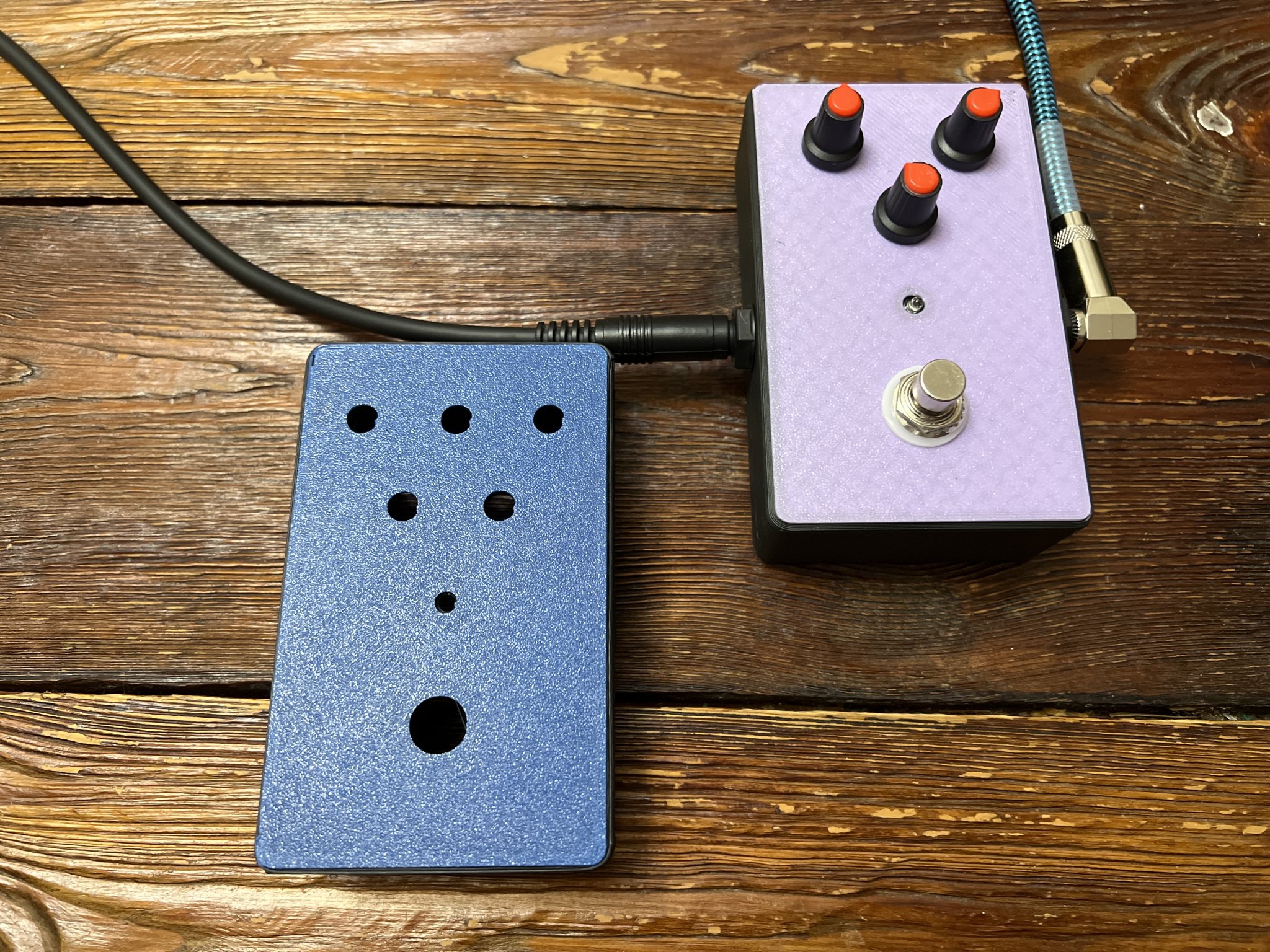 Hộp pedal hiệu ứng guitar với nhiều tùy chọn núm điều chỉnh