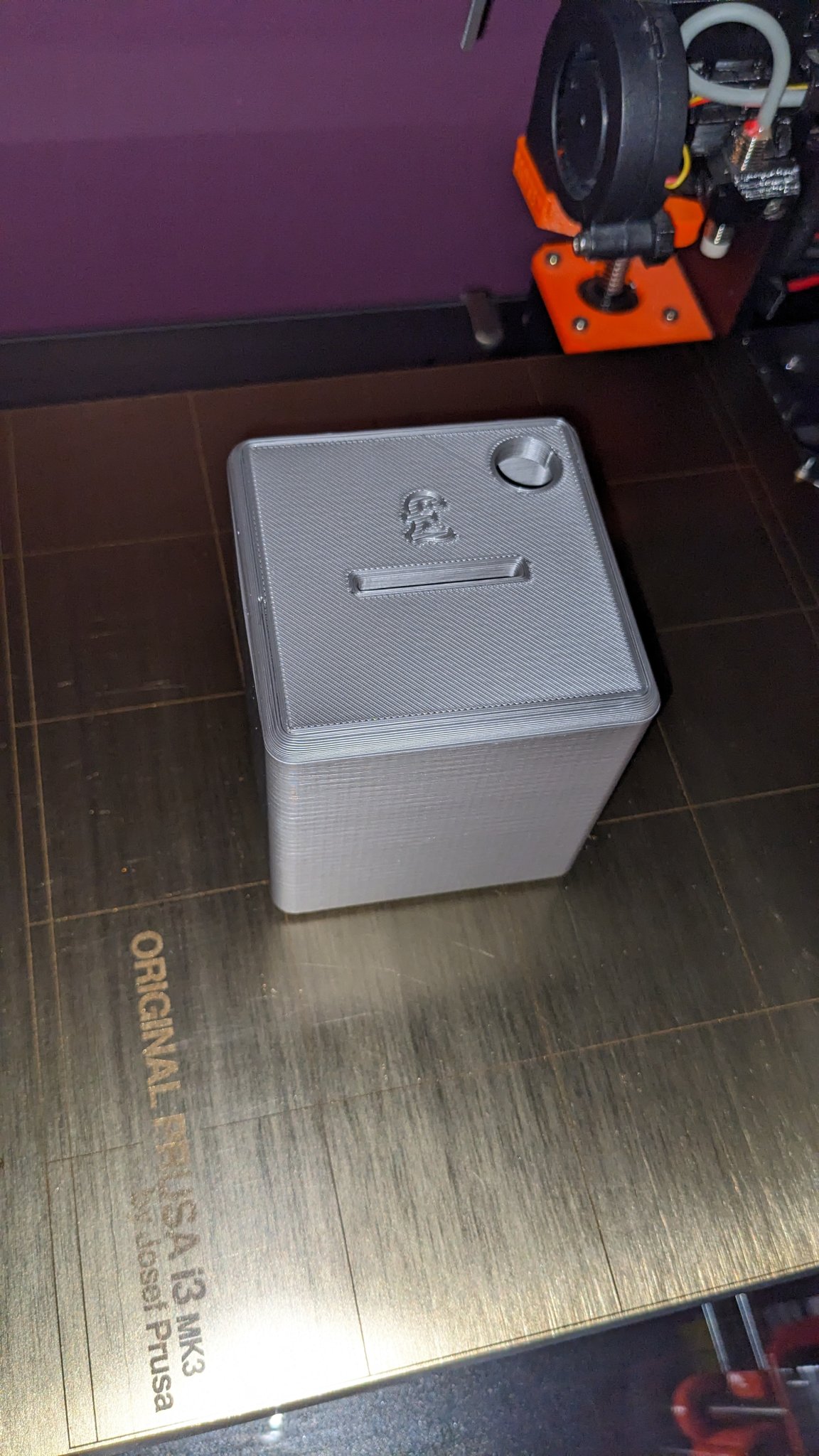 Hộp tiền remix với biểu tượng bảng Anh