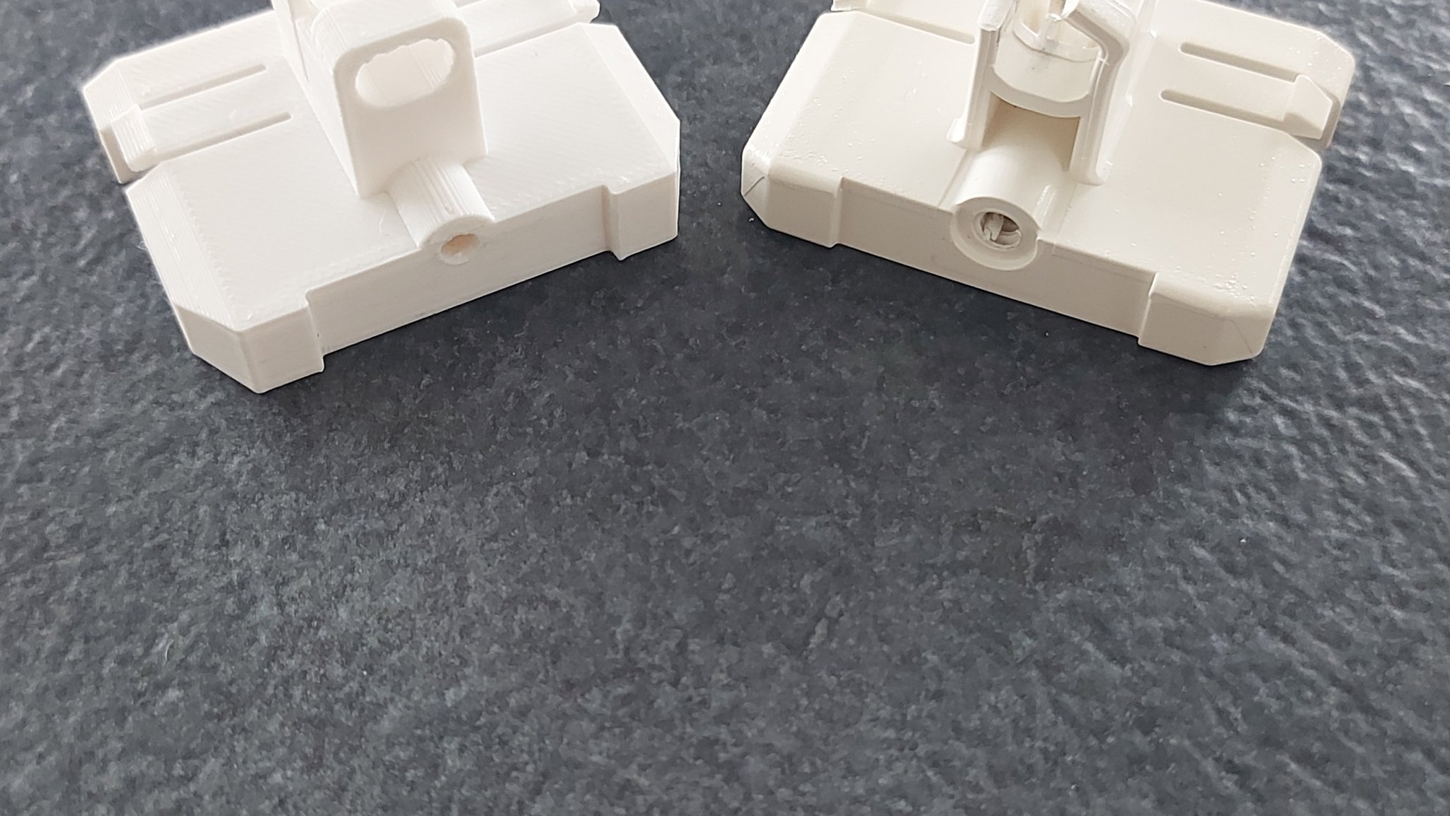 Giá đỡ thanh cửa Hager FZ745SH cho tủ điện