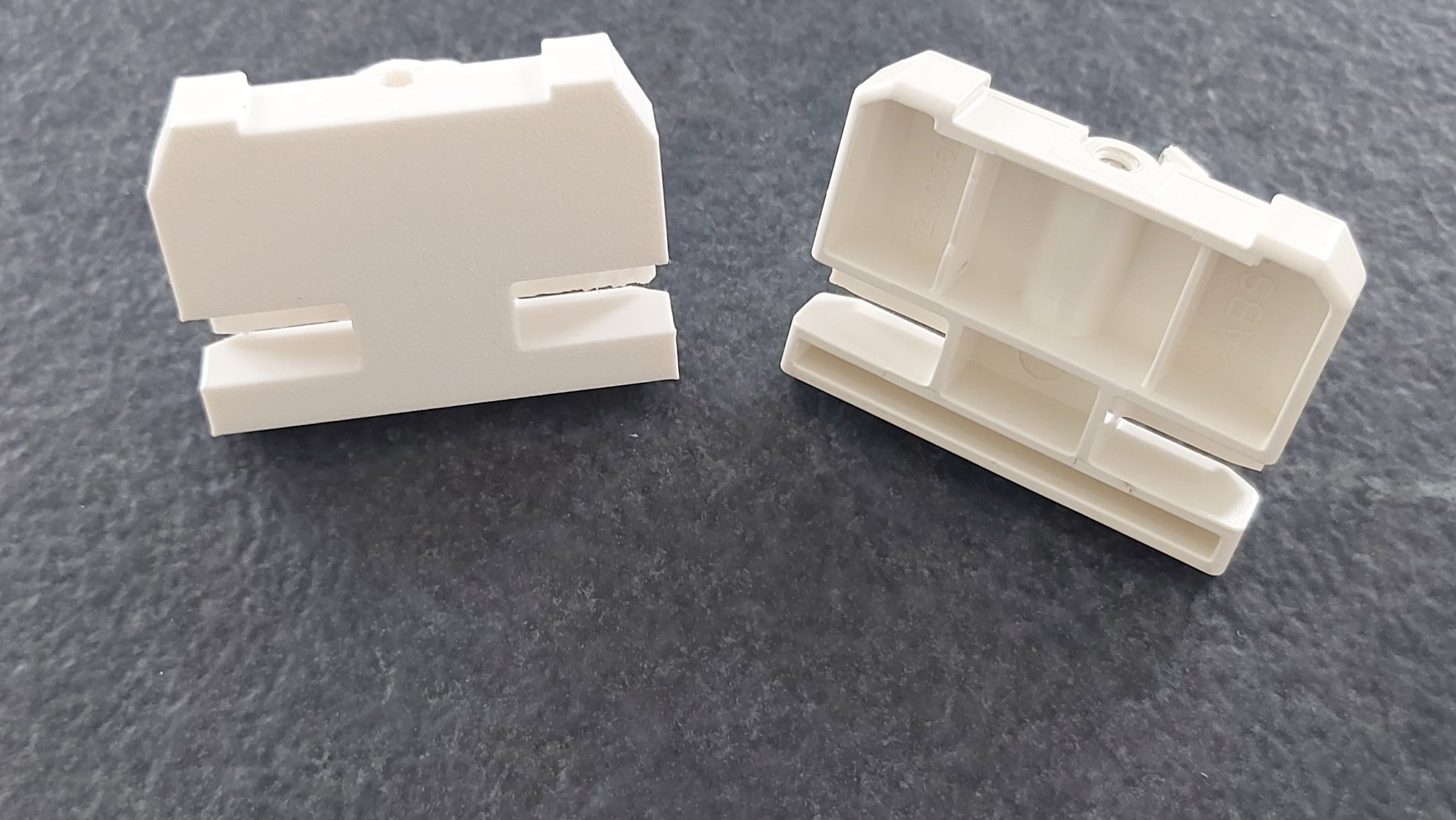 Giá đỡ thanh cửa Hager FZ745SH cho tủ điện