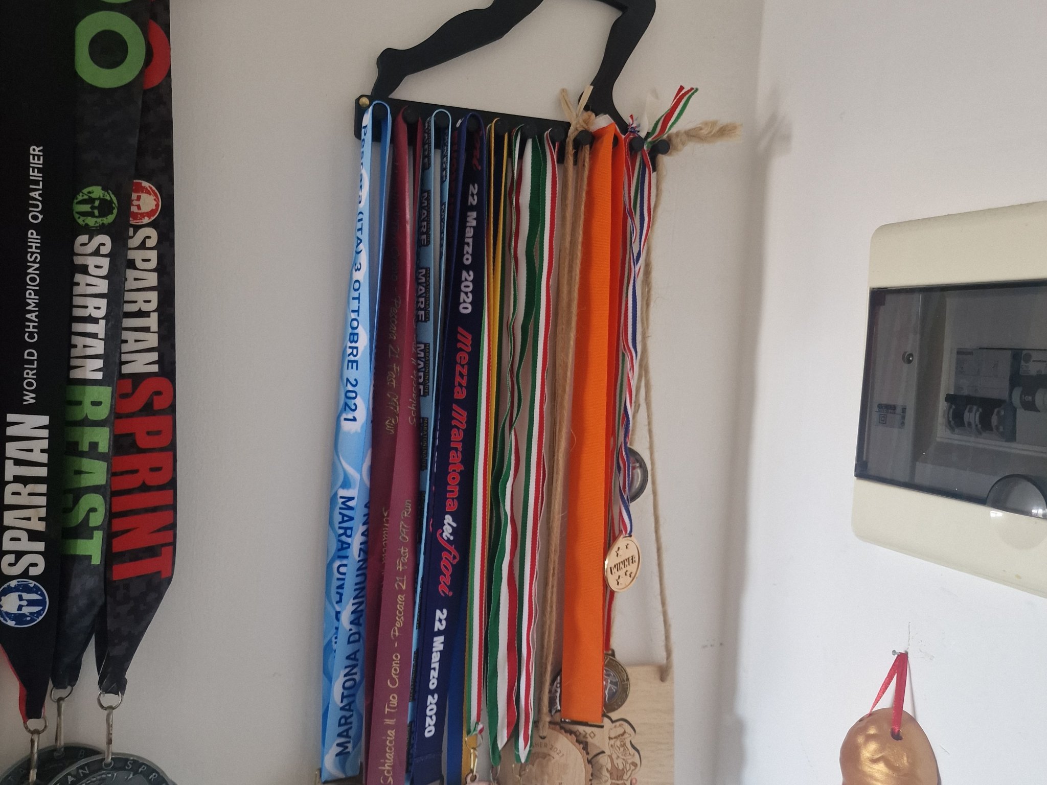 Giá đỡ huy chương SpartanRace với hình bóng người chạy