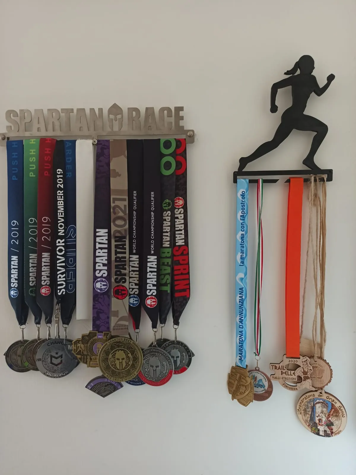 Giá đỡ huy chương SpartanRace với hình bóng người chạy