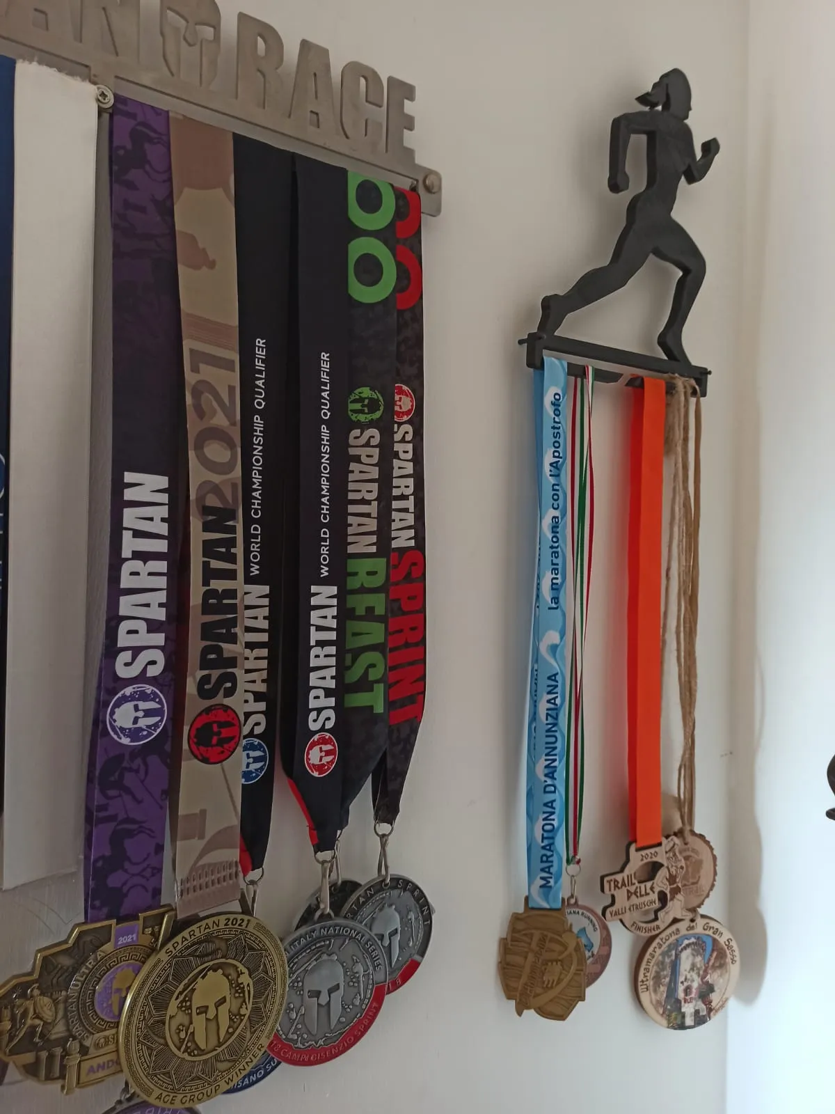 Giá đỡ huy chương SpartanRace với hình bóng người chạy
